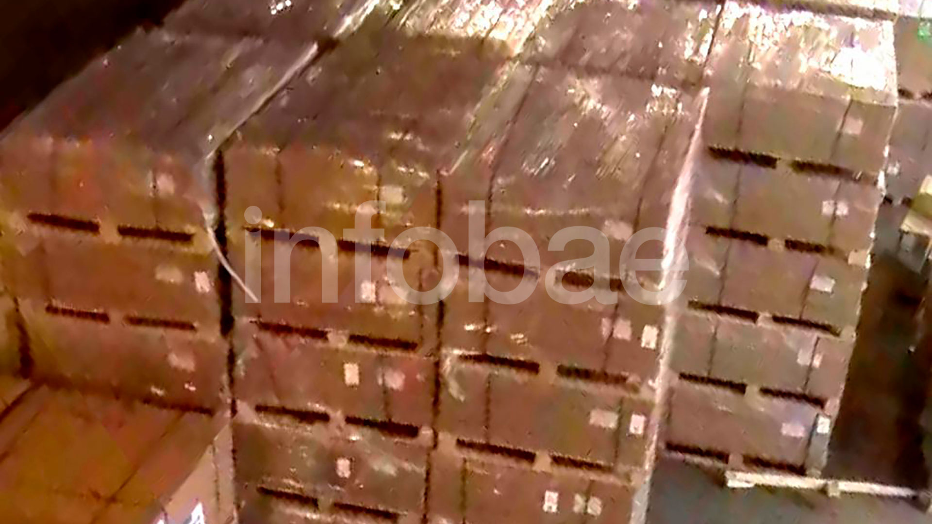 Casi 8 mil kilos de la carga que trasladó el avión venezolano están retenidos en un hangar de Ezeiza