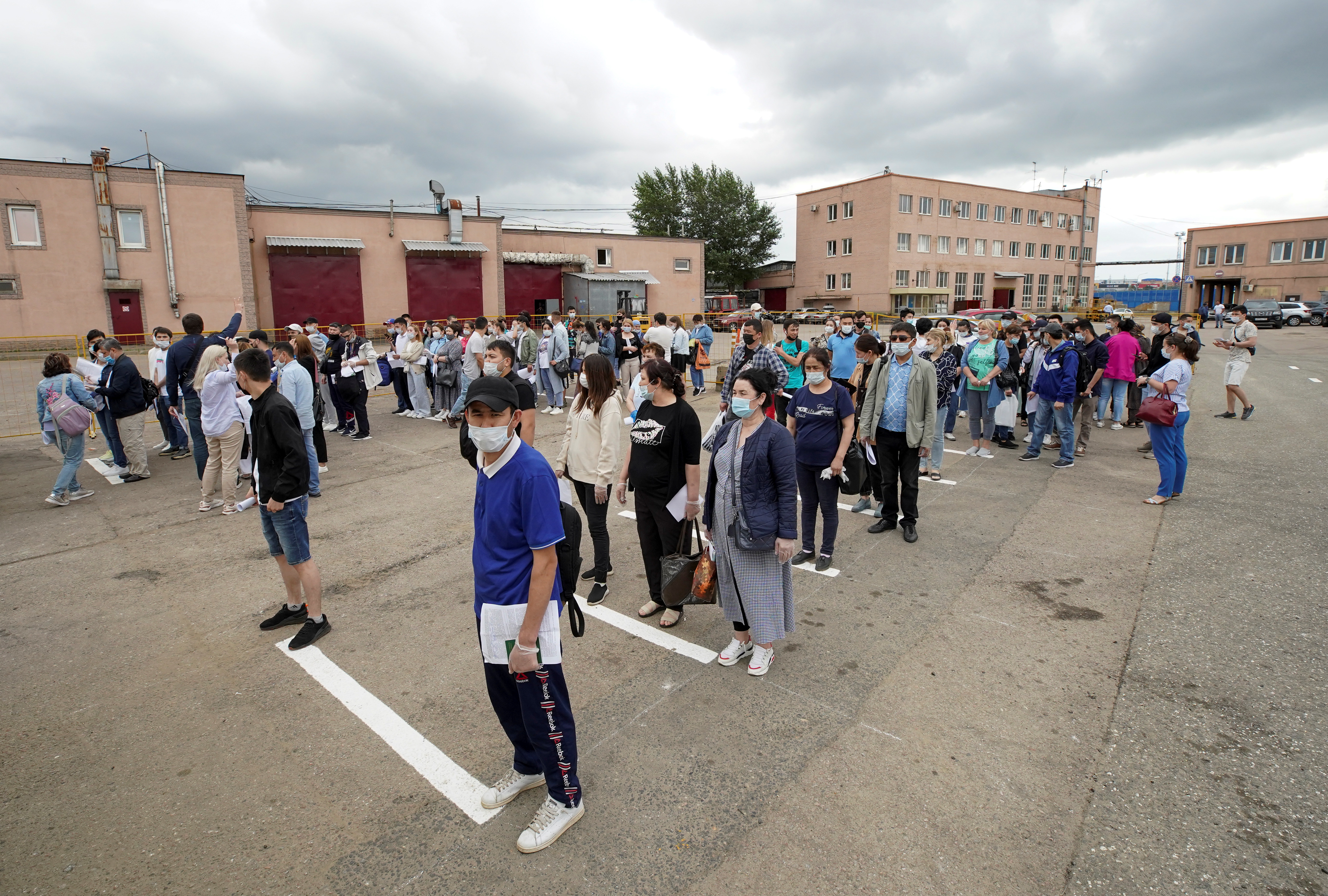 Trabajadores migrantes esperan para recibir una dosis de la vacuna Sputnik Light en Moscú (REUTERS/Tatyana Makeyeva)