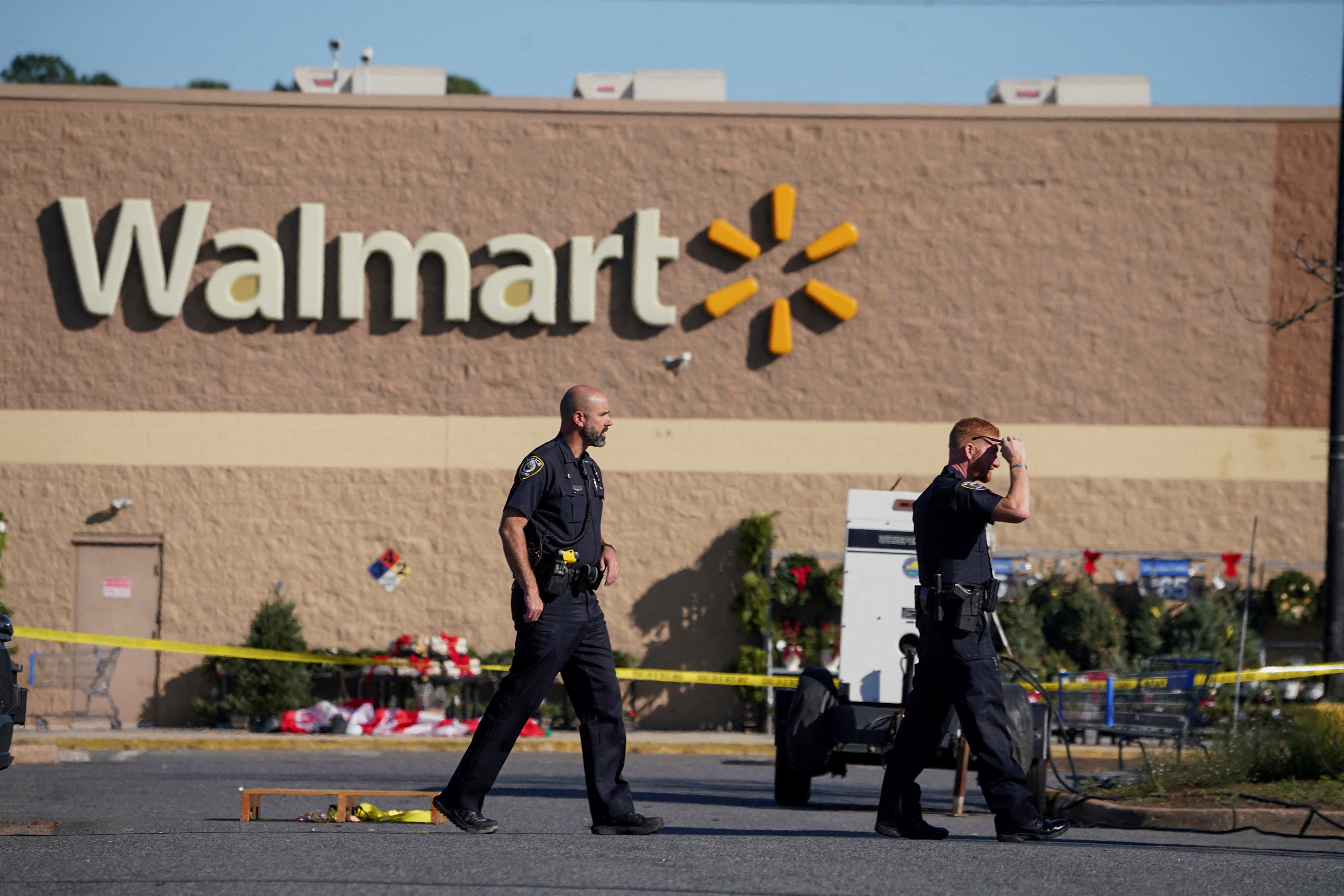 Policías en el Walmart de Chesapeake, Virginia (REUTERS/Jay Paul/Archivo)