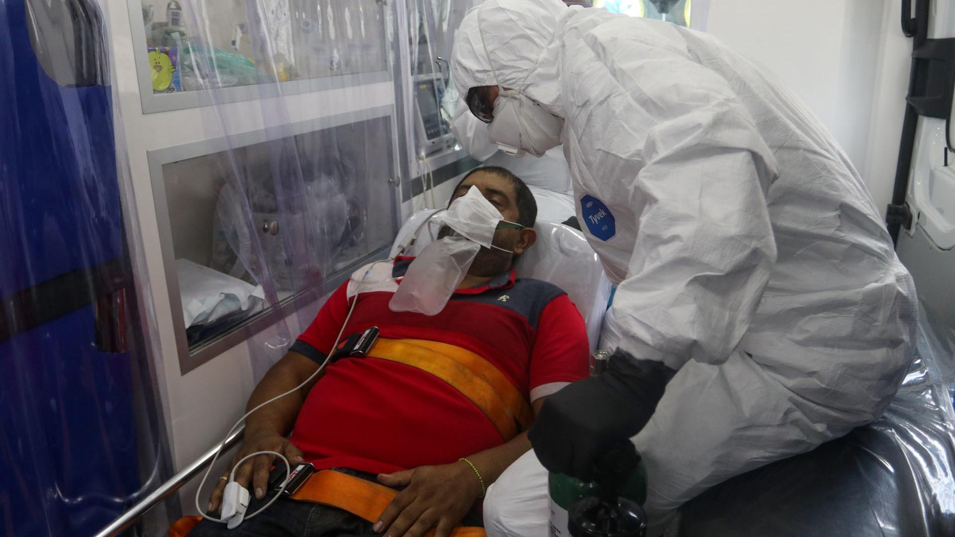 A los pacientes se les toman sus signos vitales, ademas de medir la oxigenación de su sangre si son sospechosos de ser portadores de COVID-19 (Foto: Cuartoscuro)
