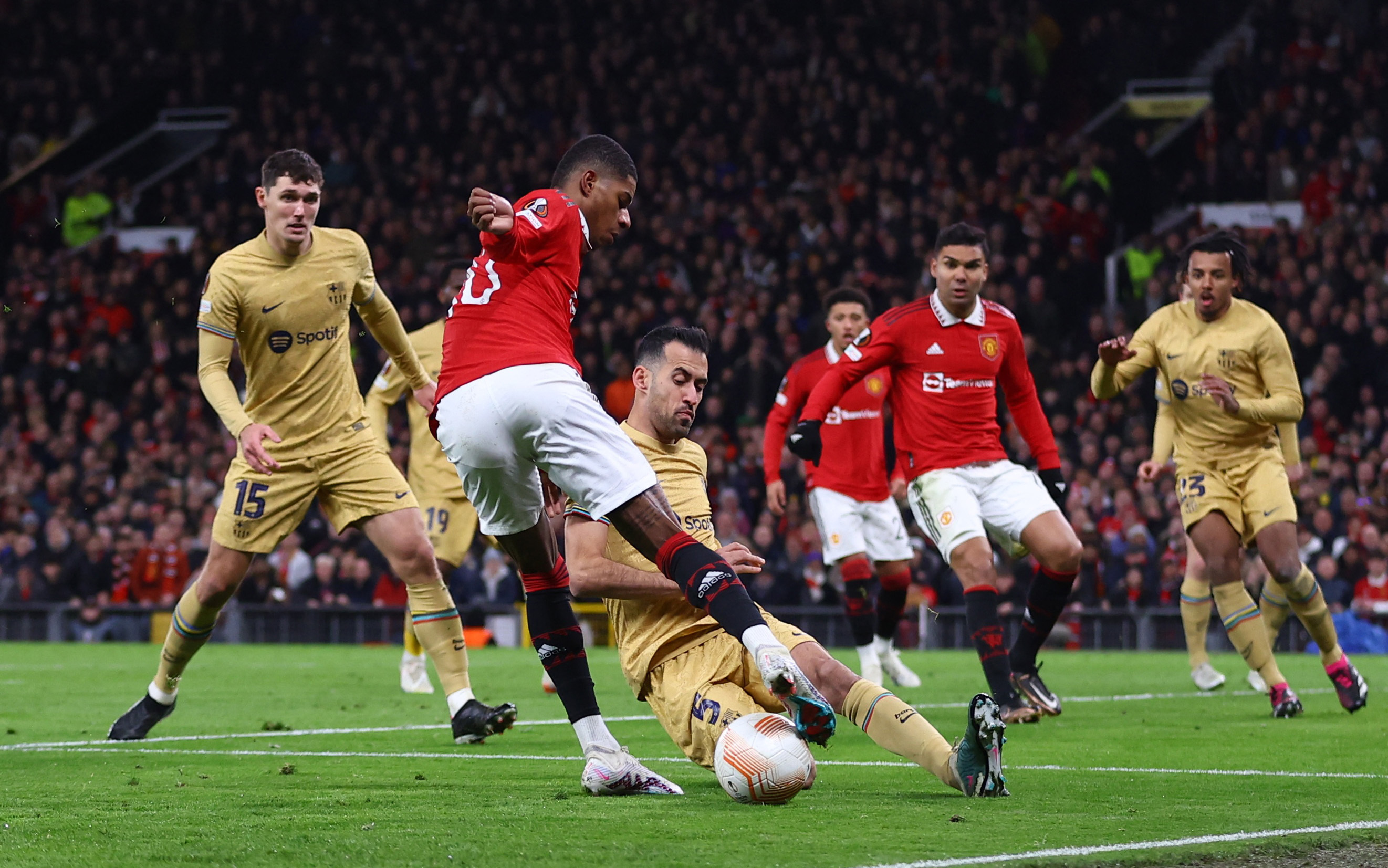 Marcus Rashford busca superar la marca de Sergio Busquets. Foto: REUTERS/Carl Recine