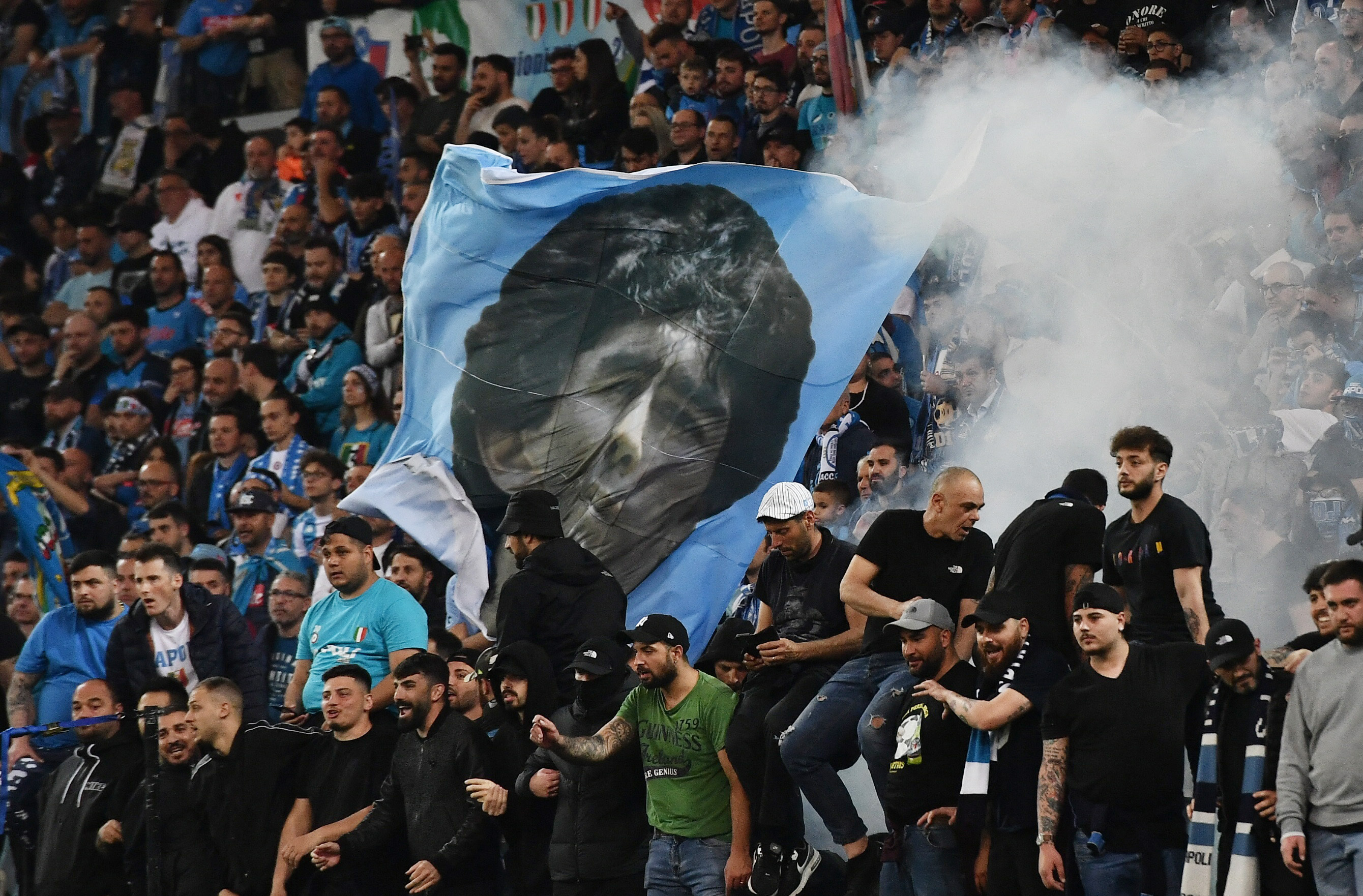 La bandera con el rostro de Maradona en el estadio donde se consagró el Napoli (REUTERS/Jennifer Lorenzini)