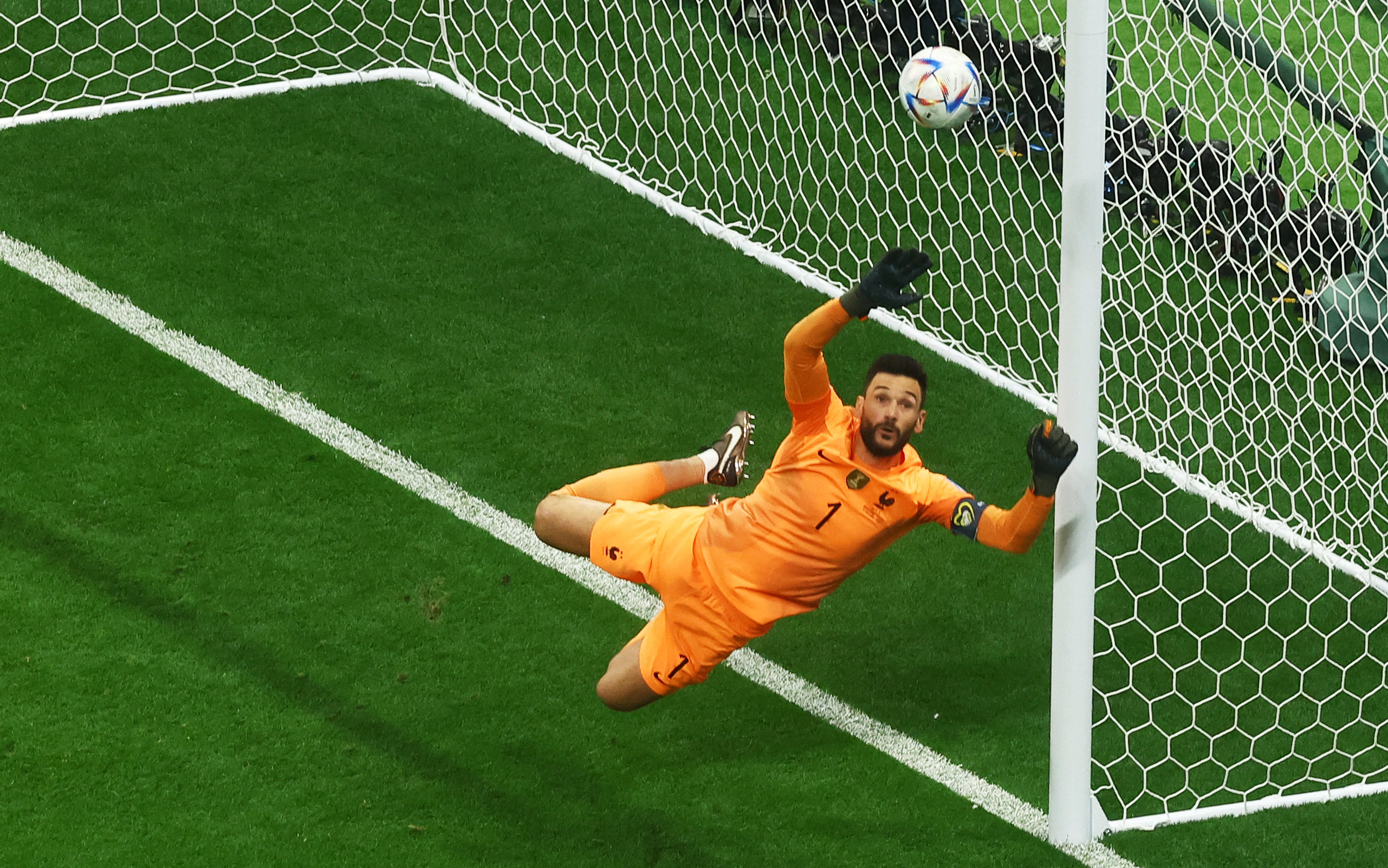 Hugo Lloris brillante para salvar a Francia tras un remate de Harry Kane (REUTERS/Lee Smith)