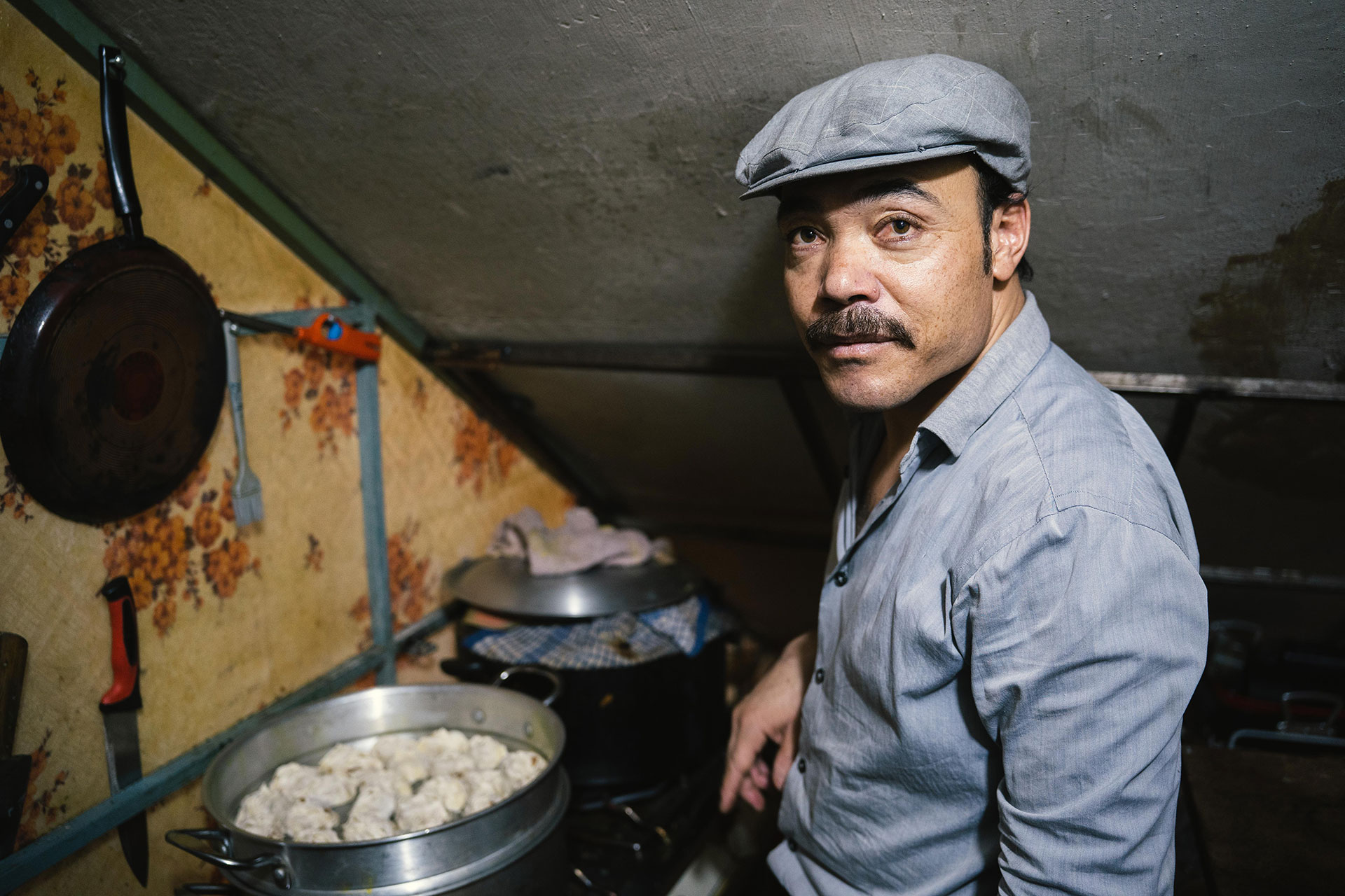 Ali era cocinero en una ONG internacional en Kabul, ahora vive en Pakistán, donde colabora en la cocina de una mujer que recibe refugiados. Aquí, hace un tradicional manto afgano (como dumplings) bajo las escaleras de un centro comercial en Rawalpindi, Pakistán. 