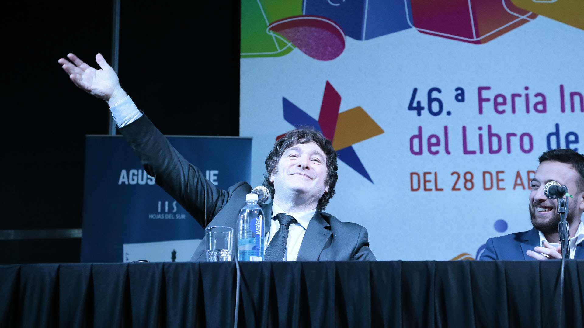 Javier Milei, con su público.  En la presentación del libro de Agustín Laje. 