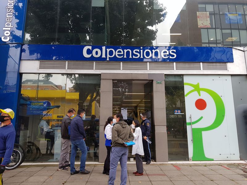 Foto de archivo. Personas esperan frente a una oficina del fondo estatal de pensiones Colpensiones en Bogotá, Colombia, 12 de junio, 2020. REUTERS/Luis Jaime Acosta