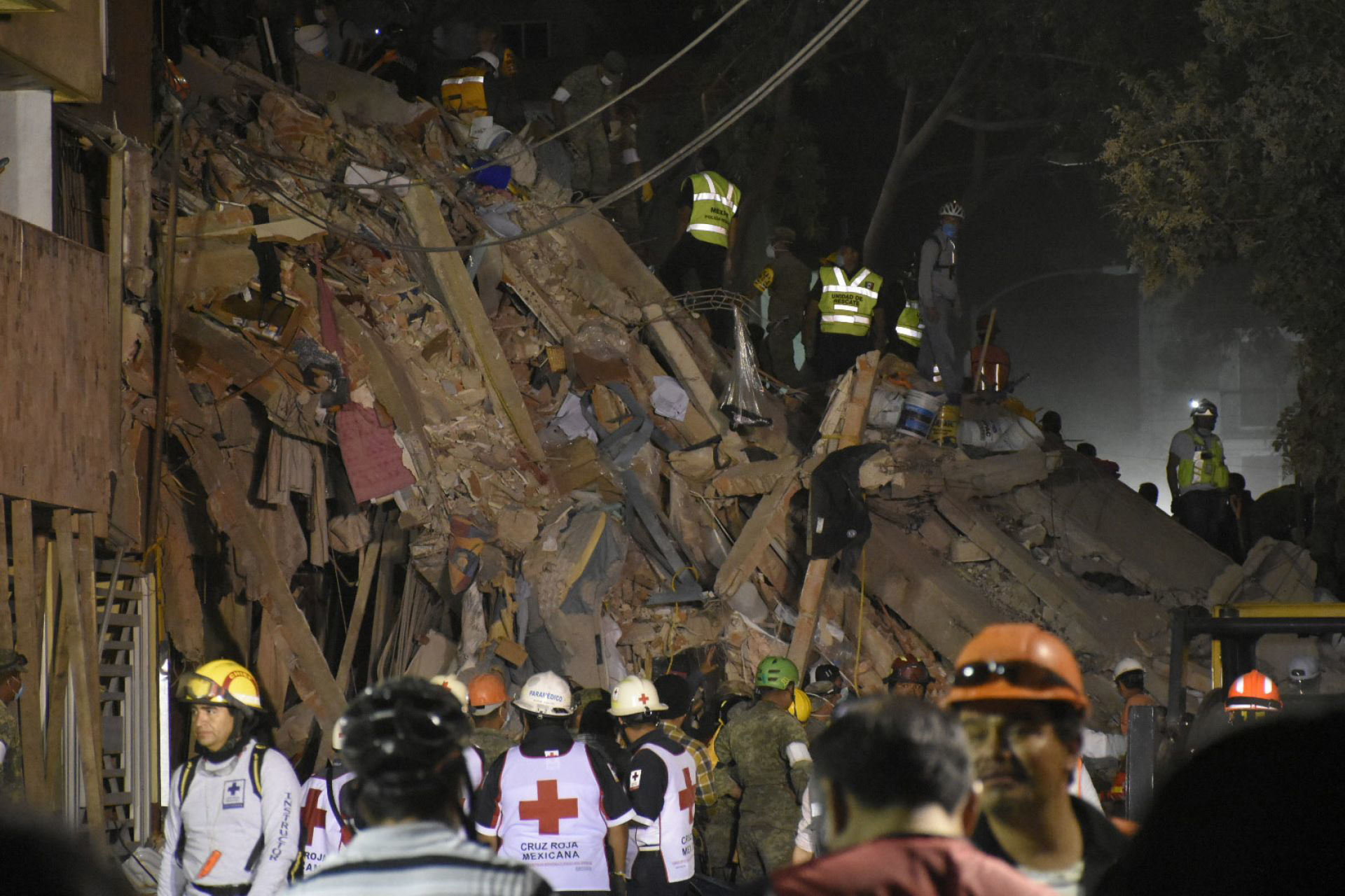 Decenas de personas entre cuerpos de rescate y sociedad en general ayudan en las labores de rescate entre los escombros de edificios que colapsaron tras el fuerte sismo de 7.1 grados en escala de richter que se registró esta tarde en la Ciudad de México. En la imagen, personal de la Cruz Roja busca sobrevivientes en un edificio colapsado en la calle Escocia de la colonia Del Valle (Foto: Cuartoscuro)