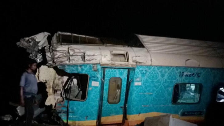 El portavoz de Indian Railways comentó que el choque entre los primeros dos trenes involucrados se produjo cerca de las 19:00 horas mientras que, el segundo impacto, se dio momentos más tarde (REUTERS)