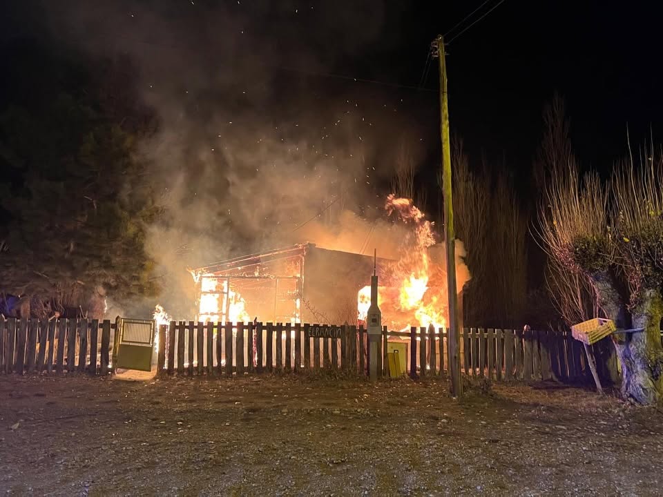 Incendiaron la casa del familiar de un intendente de Chubut e investigan a un ex empleado del municipio