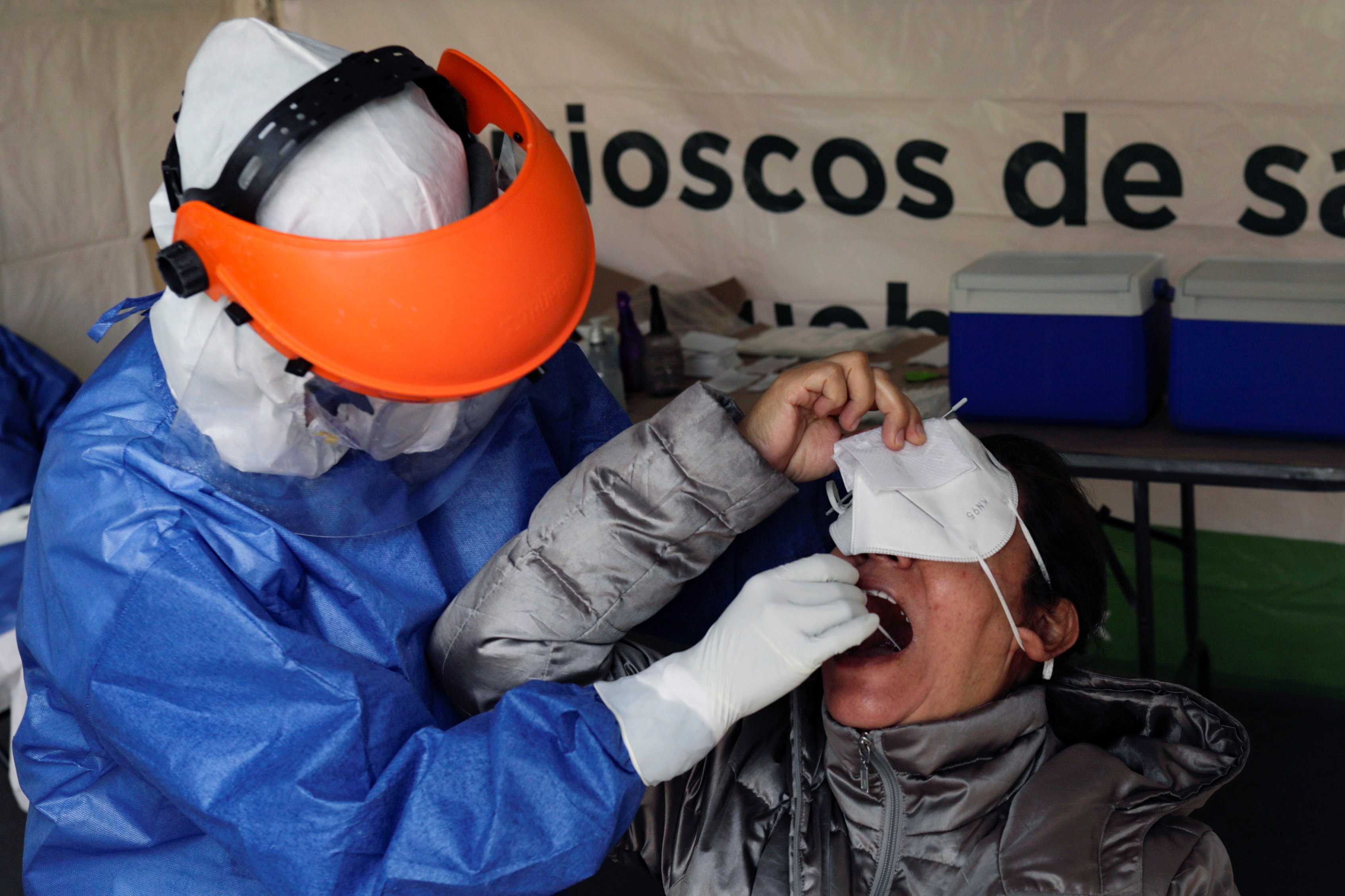 Un trabajador de la salud toma una muestra de un hisopo de un hombre para ser examinado por COVID-19 en Tlatelolco, Ciudad de México (Foto: Reuters)