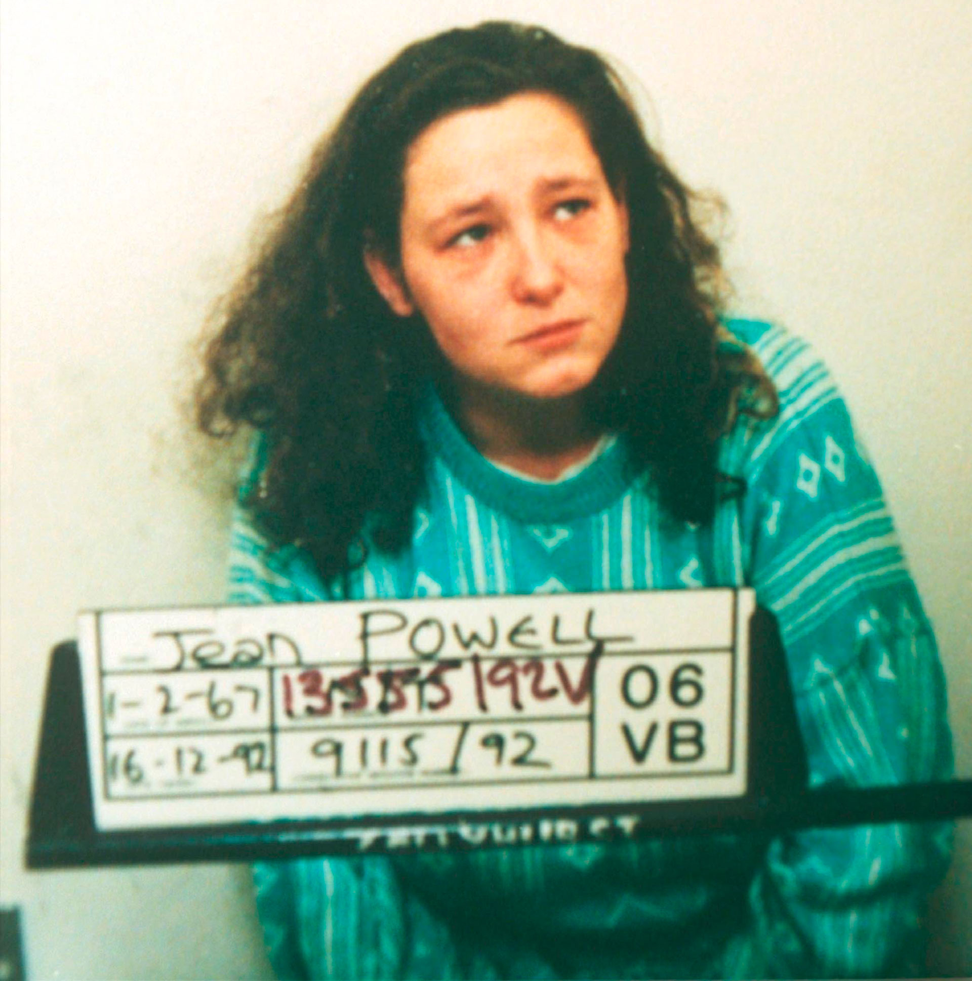 Una de las amigas de Suzanne era una joven mayor que ella, Jean Powell (25, separada y con tres hijos), quien la había cuidado como babysitter cuando ella tenía 10 y 11 años. Suzanne la idolatraba y comenzó a pasar mucho tiempo en su casa (Grosby)