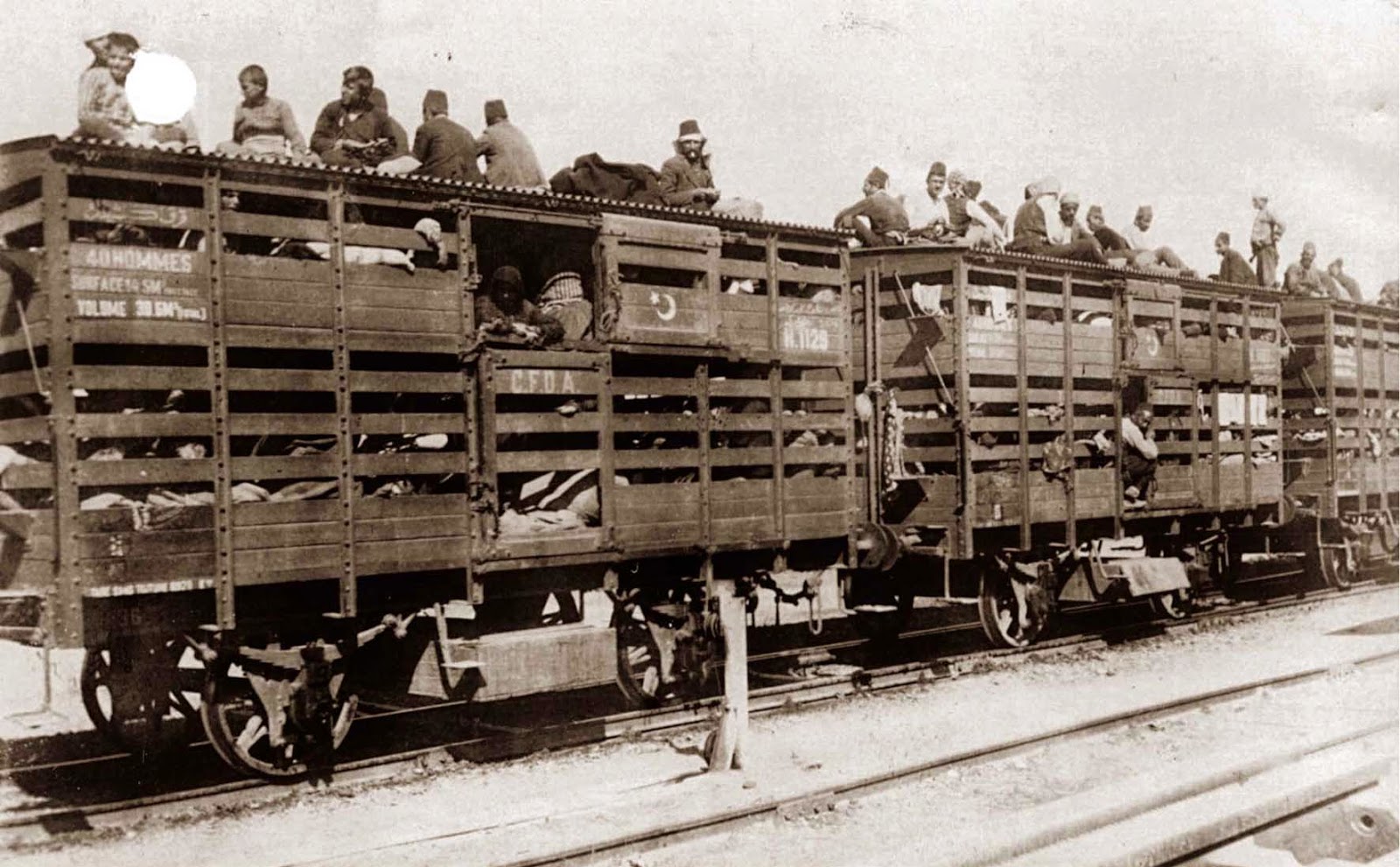 Tras la primera etapa de la masacre del exterminio, comenzó el período de las deportaciones masivas hacia campos de concentración en medio del desierto