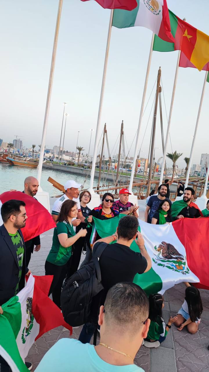 Mexicans in Doha celebrate qualification for the World Cup (Photo: SRE)