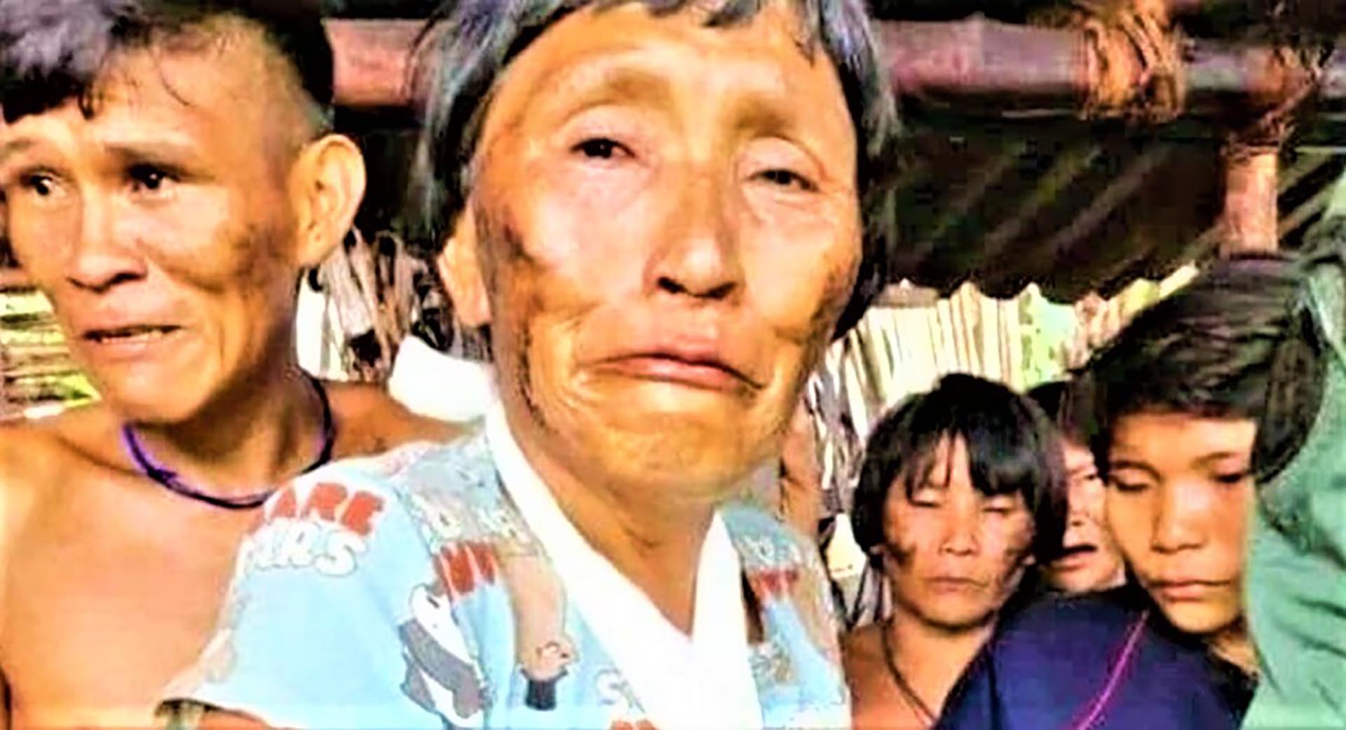 Una de las indígenas heridas llorando el asesinato de los cuatro yanomami