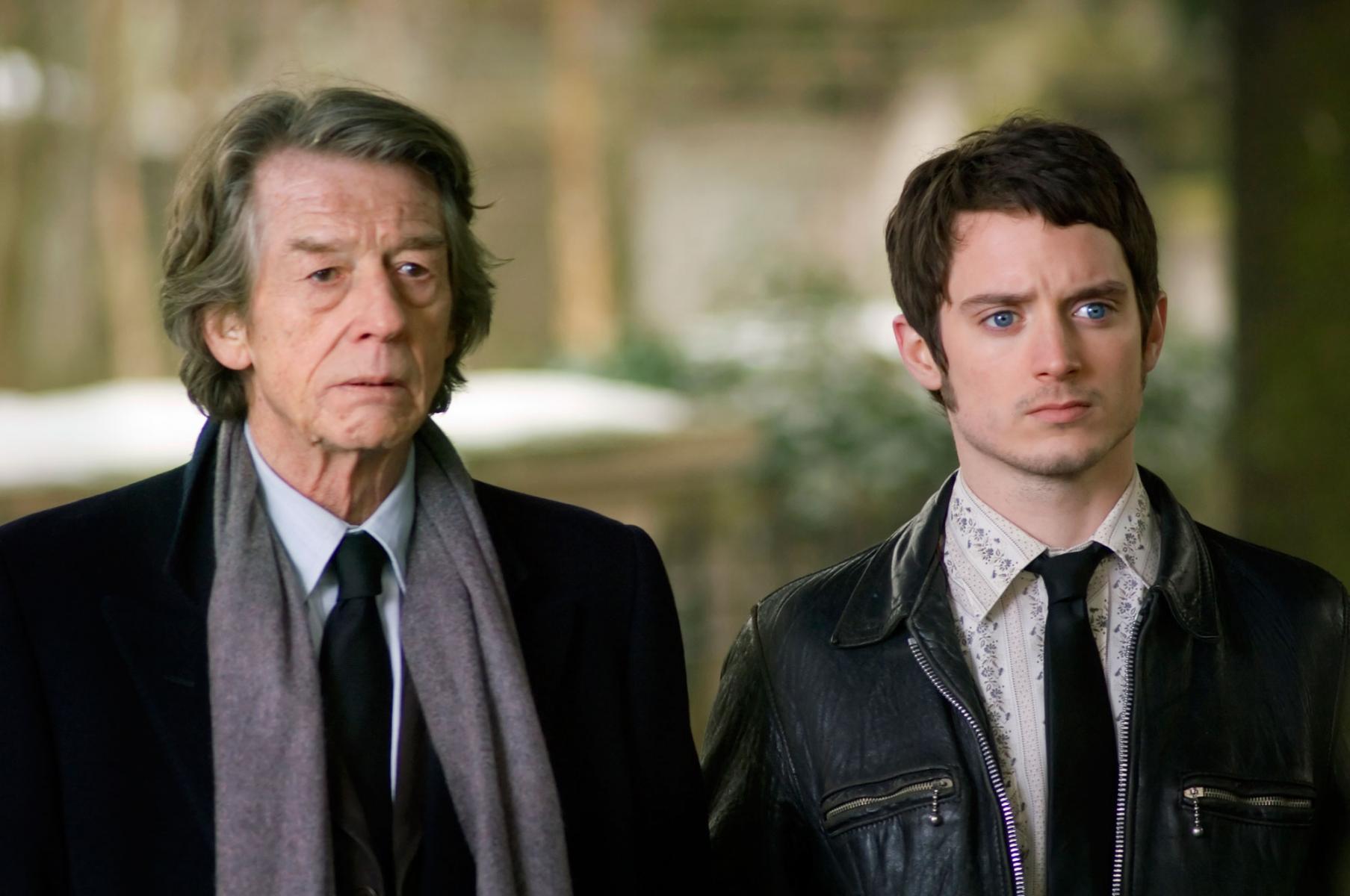 John Hurt y Elija Wood en " Los crímenes de Oxford"