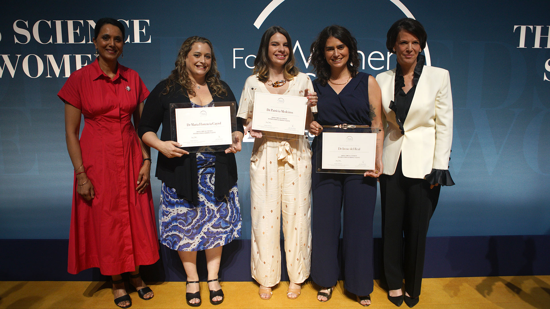 Sudamérica al tope: las tres galardonadas con el premio categoría Rising Talent 2022 Florencia Cayrol (Argentina), Patricia Medeiros (Brasil) e Irene del Real (Chile) junto a la CEO de la Fundación L´Óreal Alexandra Palt y Shamila Nair Bedouelle, líder de ciencias Naturales en Unesco.