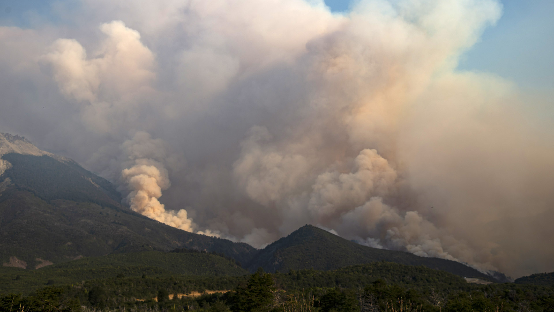 Según las autoridades, el incendio forestal en la zona de Lago Martin y Lago Steffen, en las cercanías de Bariloche, Río Negro, no se propagó a viviendas pero mantiene focos activos (FotoAlejandra Bartoliche/Telam)