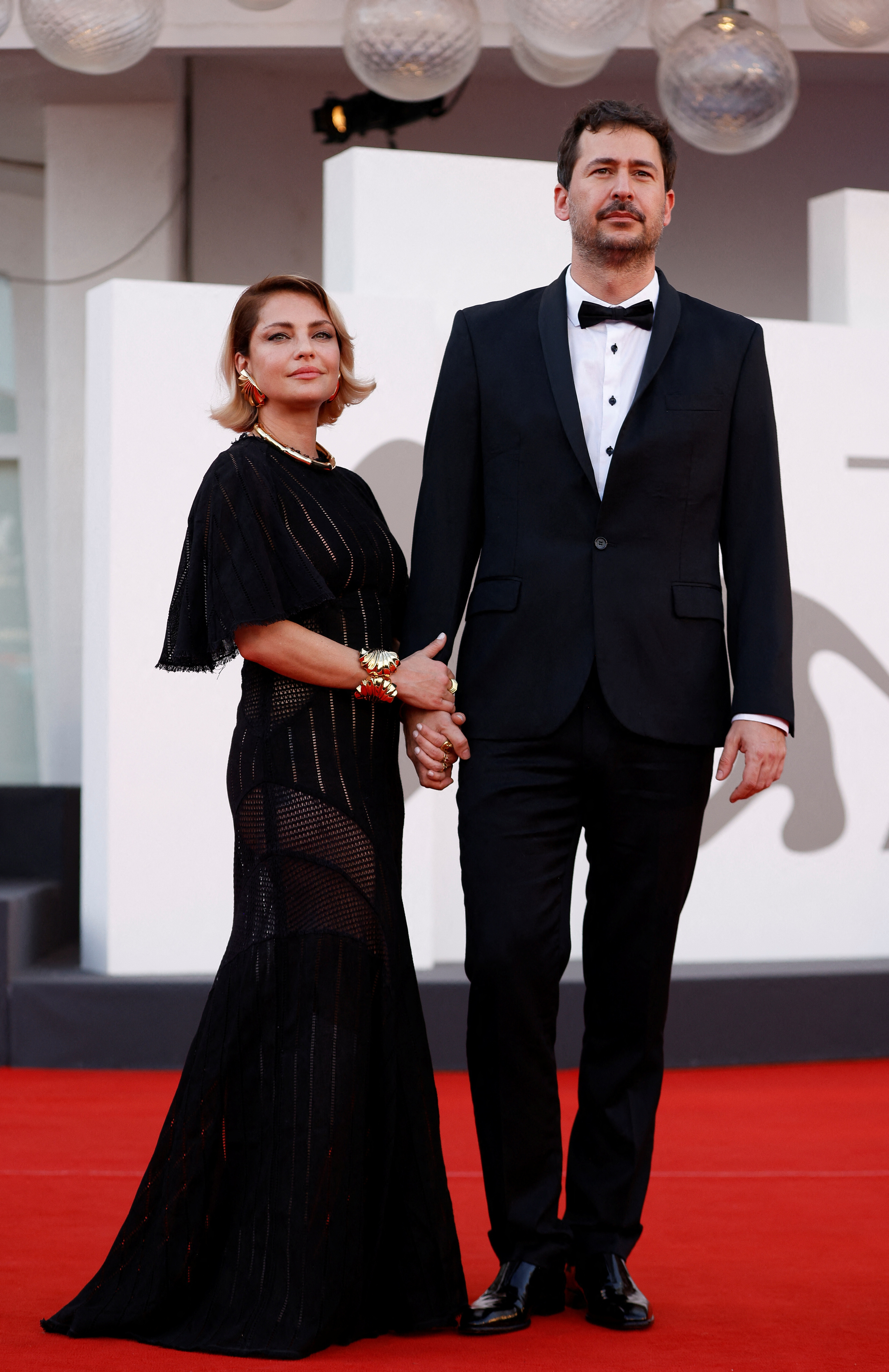 El director Santiago Mitre y Dolores Fonzi (REUTERS/Guglielmo Mangiapane)