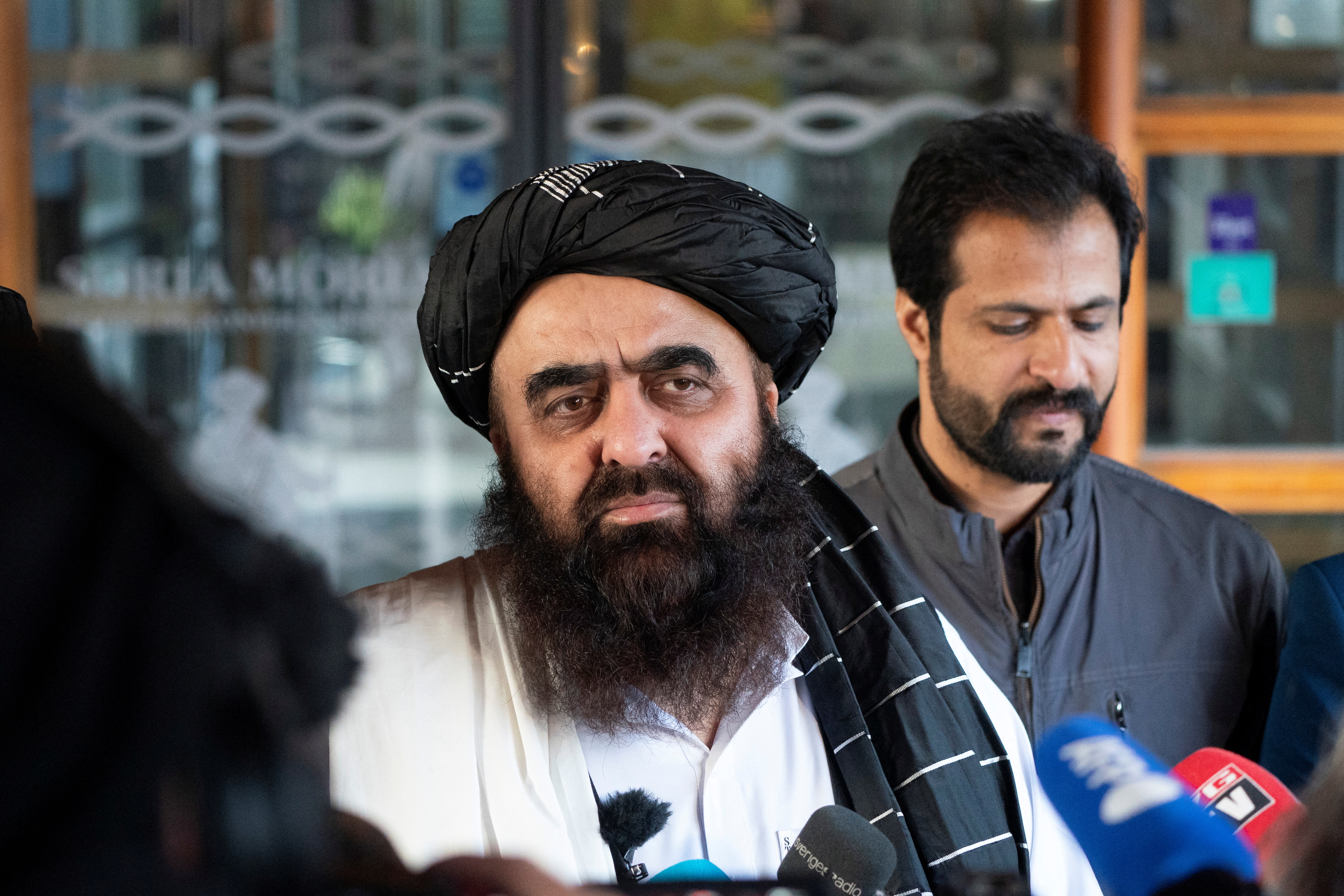 El Ministro de Asuntos Exteriores en funciones de los talibanes, Amir Khan Muttaqi, hace declaraciones a la prensa en el exterior del hotel Soria Moria en Oslo, Noruega, el 24 de enero de 2022. NTB/Terje Pedersen vía REUTERS