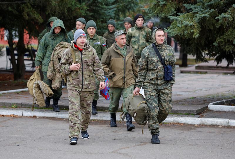 Reclutas, entre ellos estudiantes que regresaron de las unidades militares rusas. REUTERS/Alexander Ermochenko