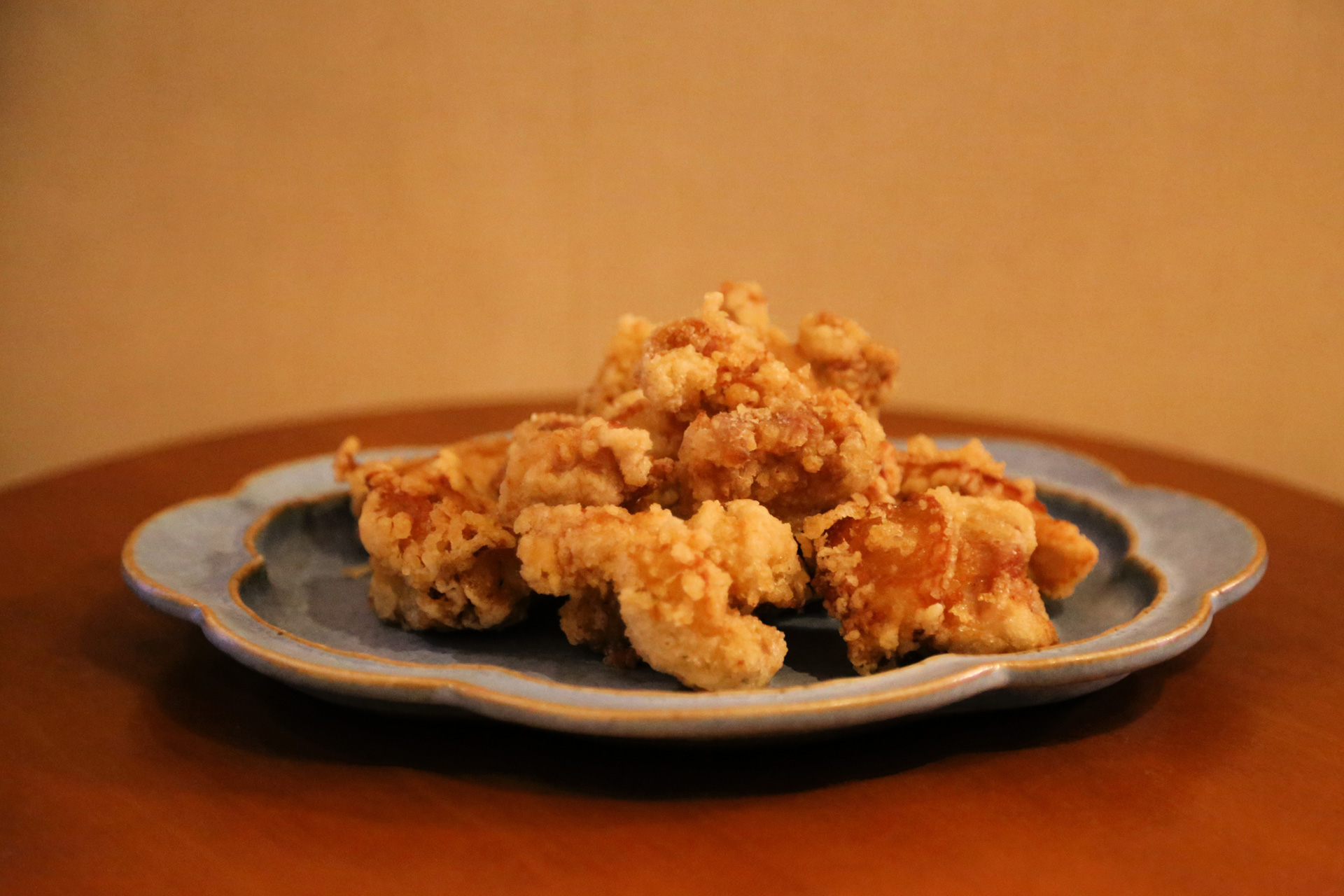 El karaage es una técnica culinaria japonesa en la que diversos ingredientes -comúnmente carne, y en especial la de pollo- se fríen en aceite (Getty Images)