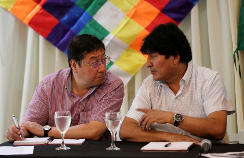 Expresidente boliviano Evo Morales le habla al candidato presidencial por el Movimiento Al Socialismo (MAS), Luis Arce Catacora, durante un encuentro partidario en Buenos Aires