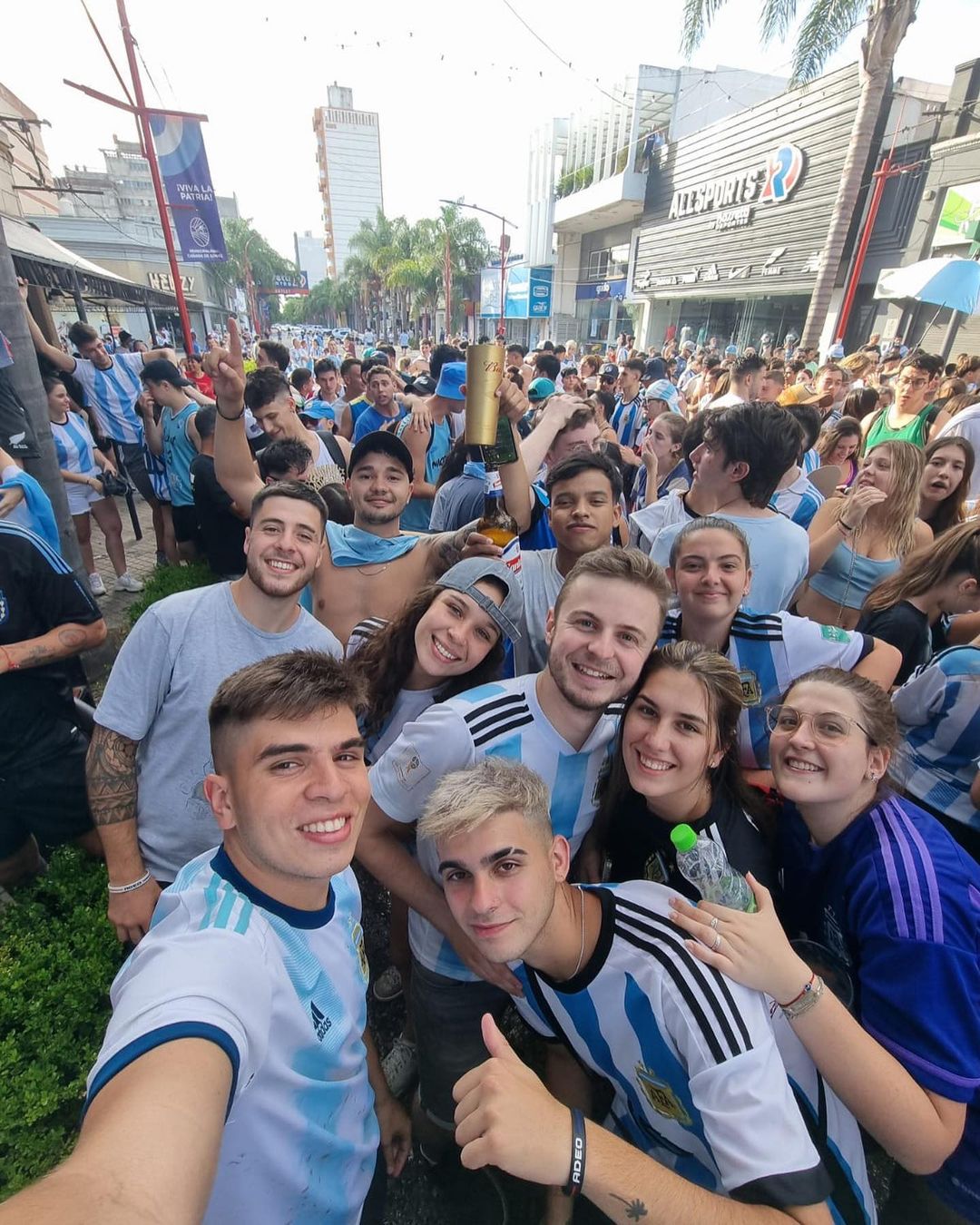 Casper celebrando la victoria argentina con sus amigos argentinos