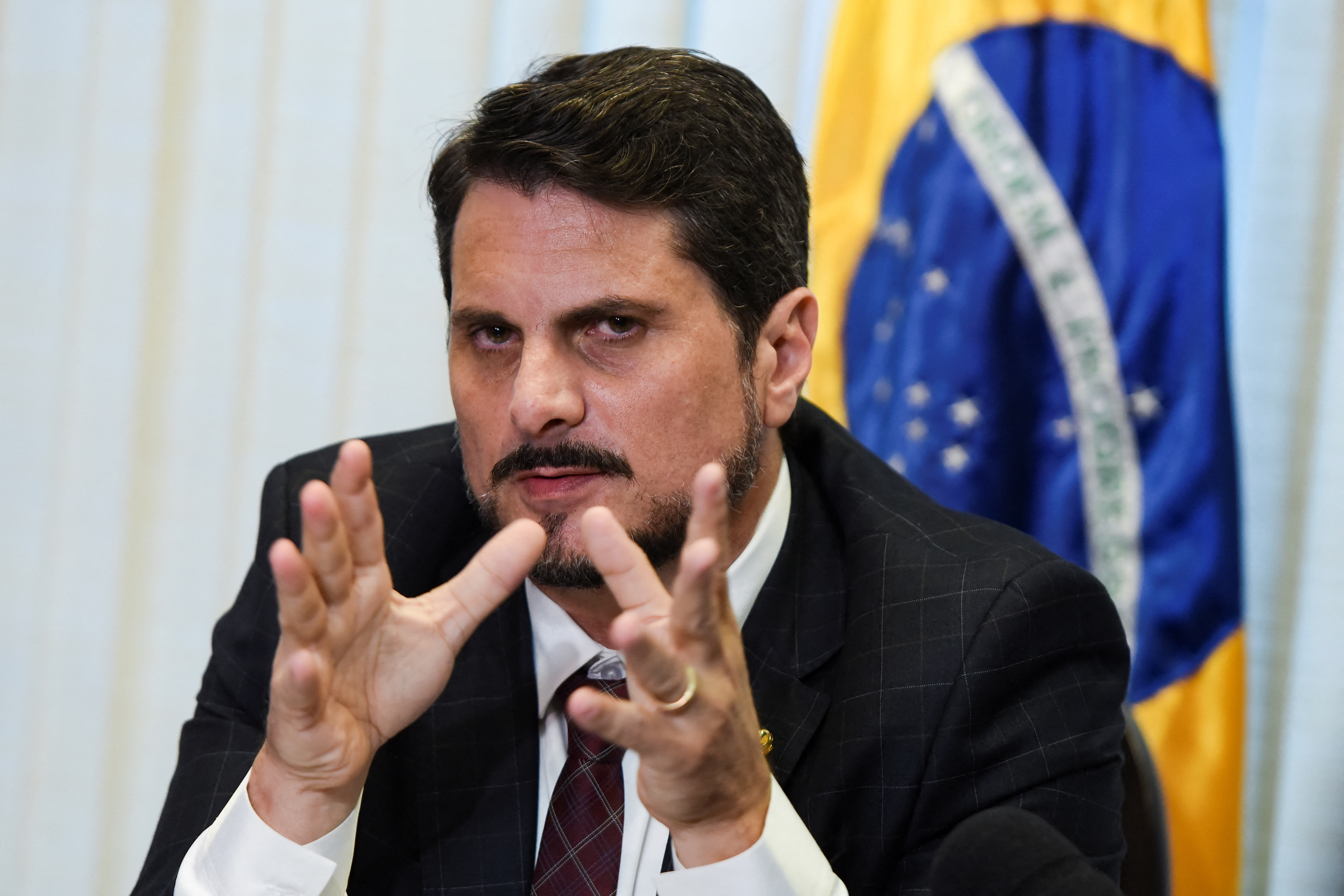 La Policía de Brasil allanó los domicilios del senador que denunció la propuesta de golpe de Estado de Bolsonaro. (REUTERS)