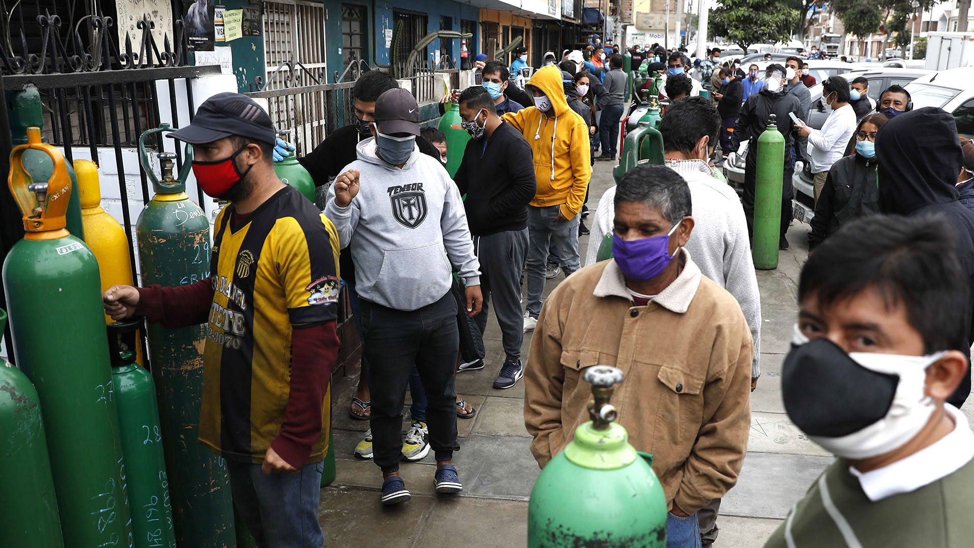Largas filas en Perú para comprar oxigeno (EFE)