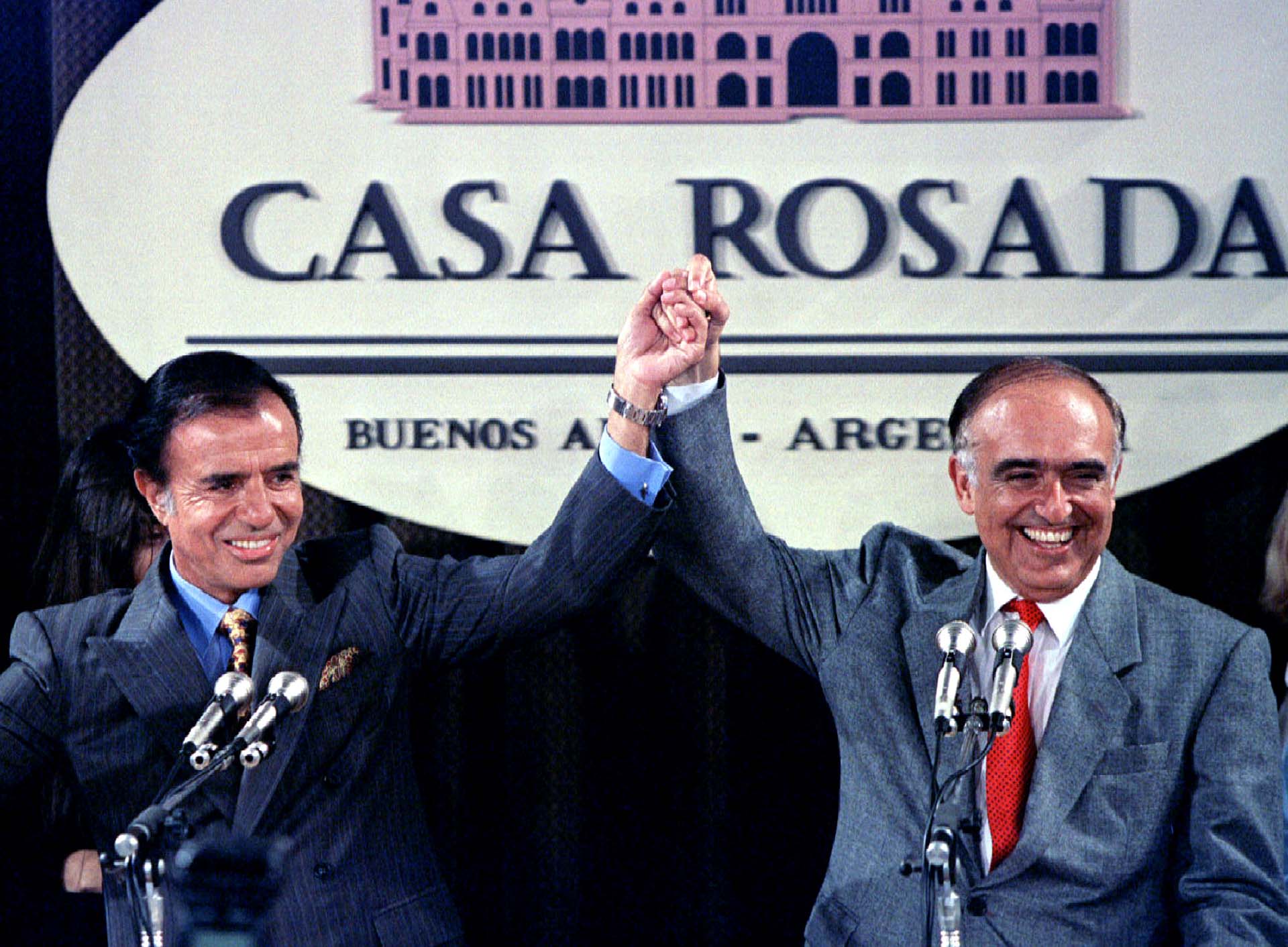 Junto a Carlos Ruckauf, su compañero de fórmula, celebrando el triunfo en las elecciones presidenciales de 1995
