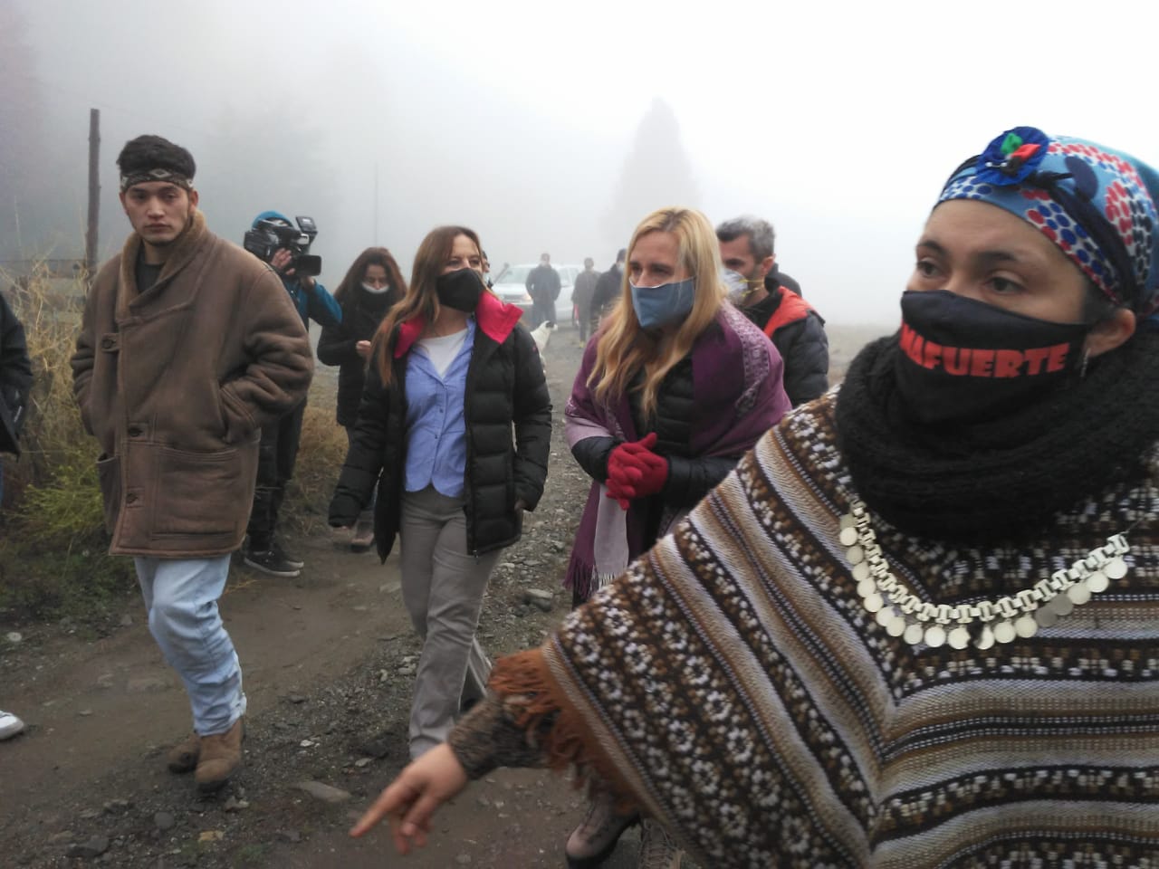 Ordarda (de camisa celeste), en una recorrida durante uno de los conflictos por protestas mapuches. 