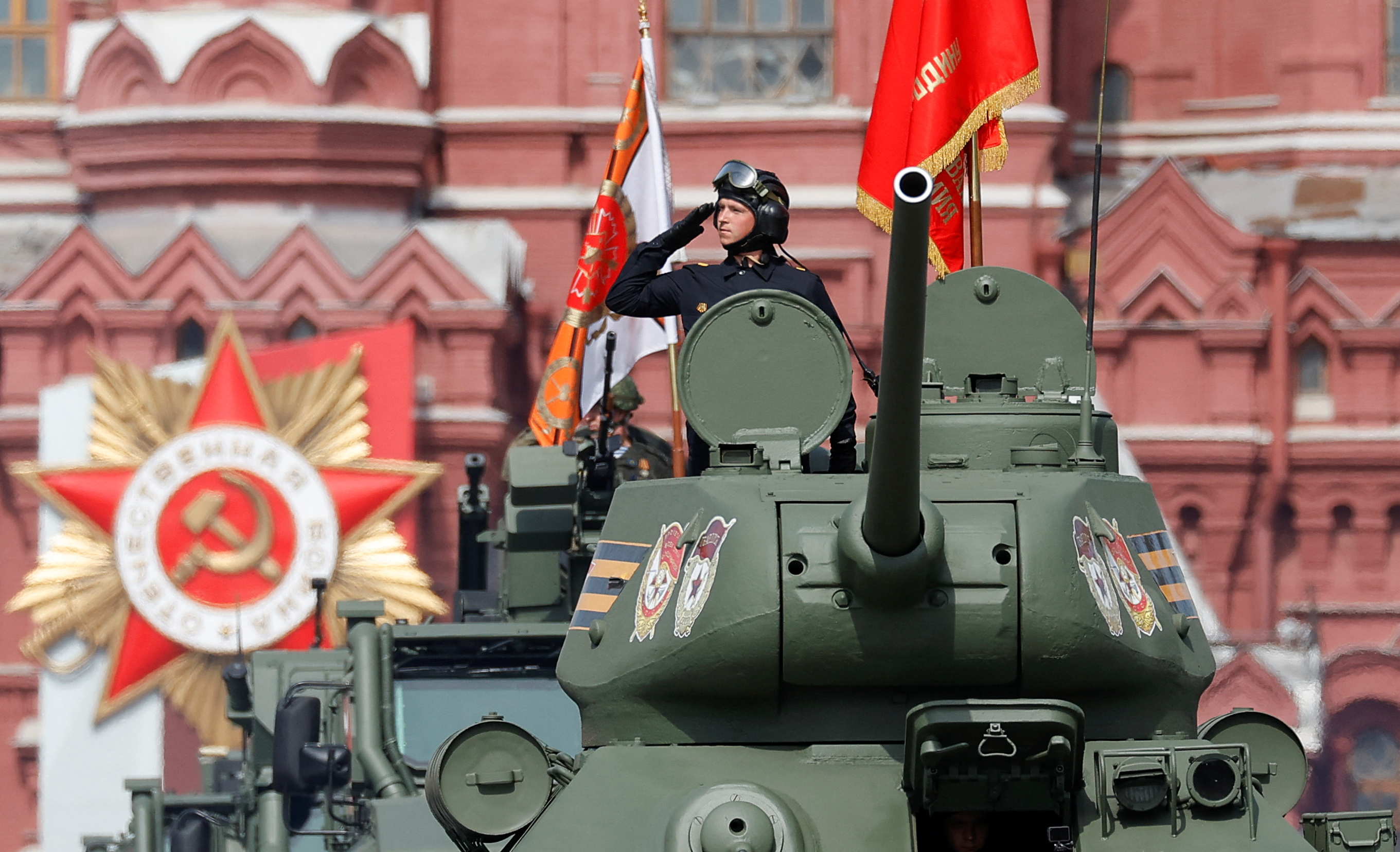 Un miembro del servicio ruso se ve encima de un tanque de la era soviética T-34 durante un ensayo para un desfile militar que marca el aniversario de la victoria sobre la Alemania nazi en la Segunda Guerra Mundial en la Plaza Roja en el centro de Moscú, Rusia, el 7 de mayo de 2022. REUTERS/Maxim Shemetov