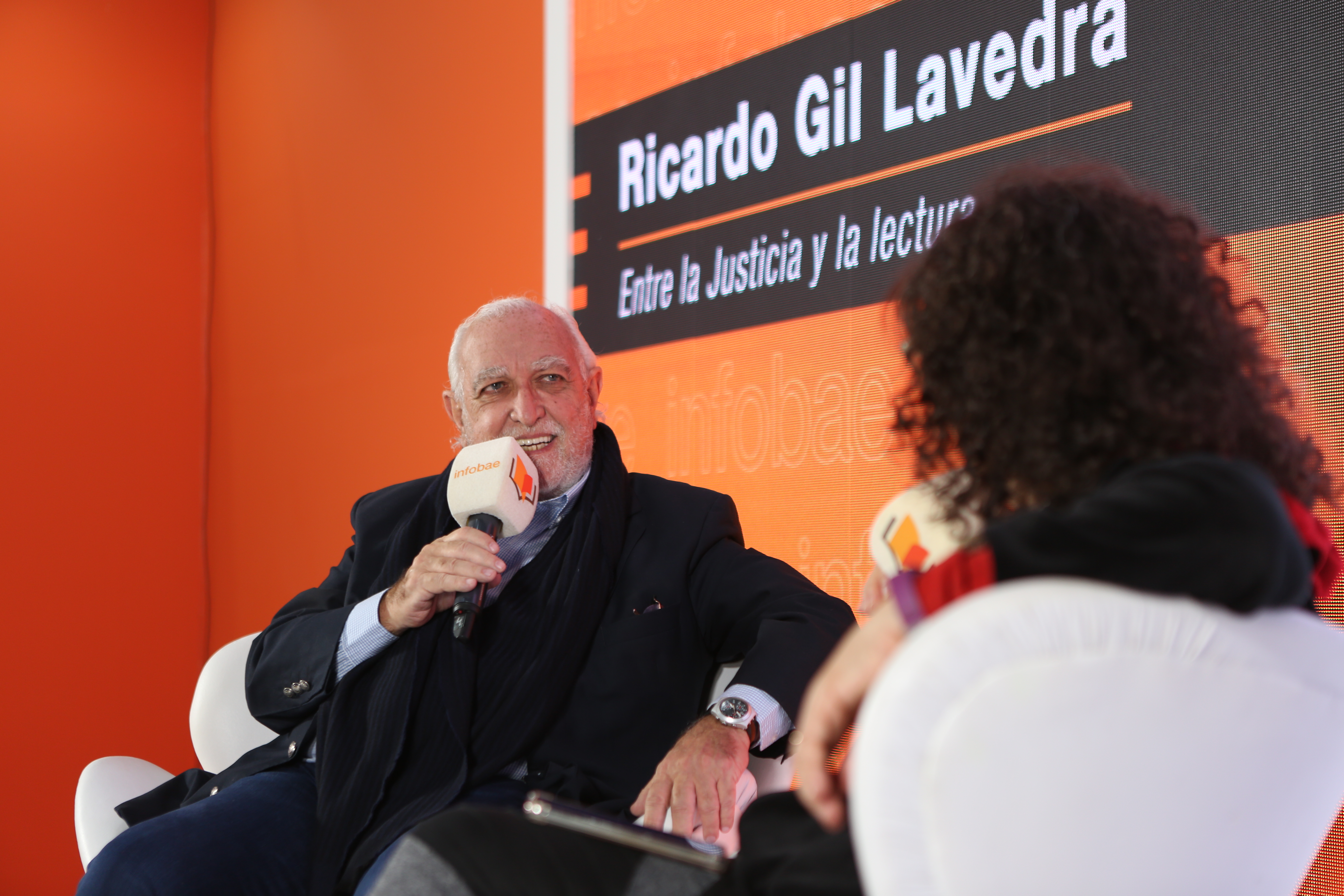 Ricardo Gil Lavedra visitó el stand de Leamos y charló con Patricia Kolesnicov (Foto: Matías Arbotto) 