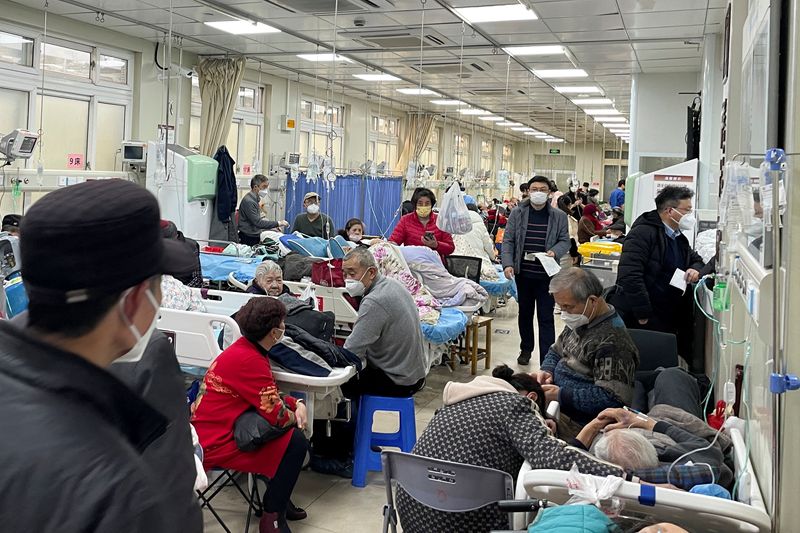 Pacientes tendidos en las camas del servicio de urgencias de un hospital, en medio del brote de COVID-19 en Shanghái, China. 4 de enero, 2023. REUTERS/Staff