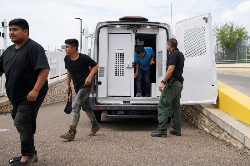 Imagen de archivo. Migrantes que cruzaron la frontera entre México y Estados Unidos y fueron interceptados esperan a que un agente de la patrulla fronteriza estadounidense pueda escoltarlos a México, en Laredo, Texas, Estados Unidos. 15 de junio de 2022.  REUTERS /Verónica G. Cárdenas