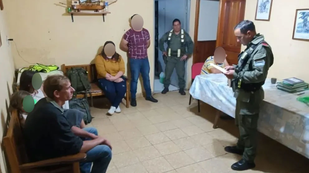 Un enfrentamiento entre vecinos y la Policía terminó con una casa incendiada y un herido de gravedad en La Plata