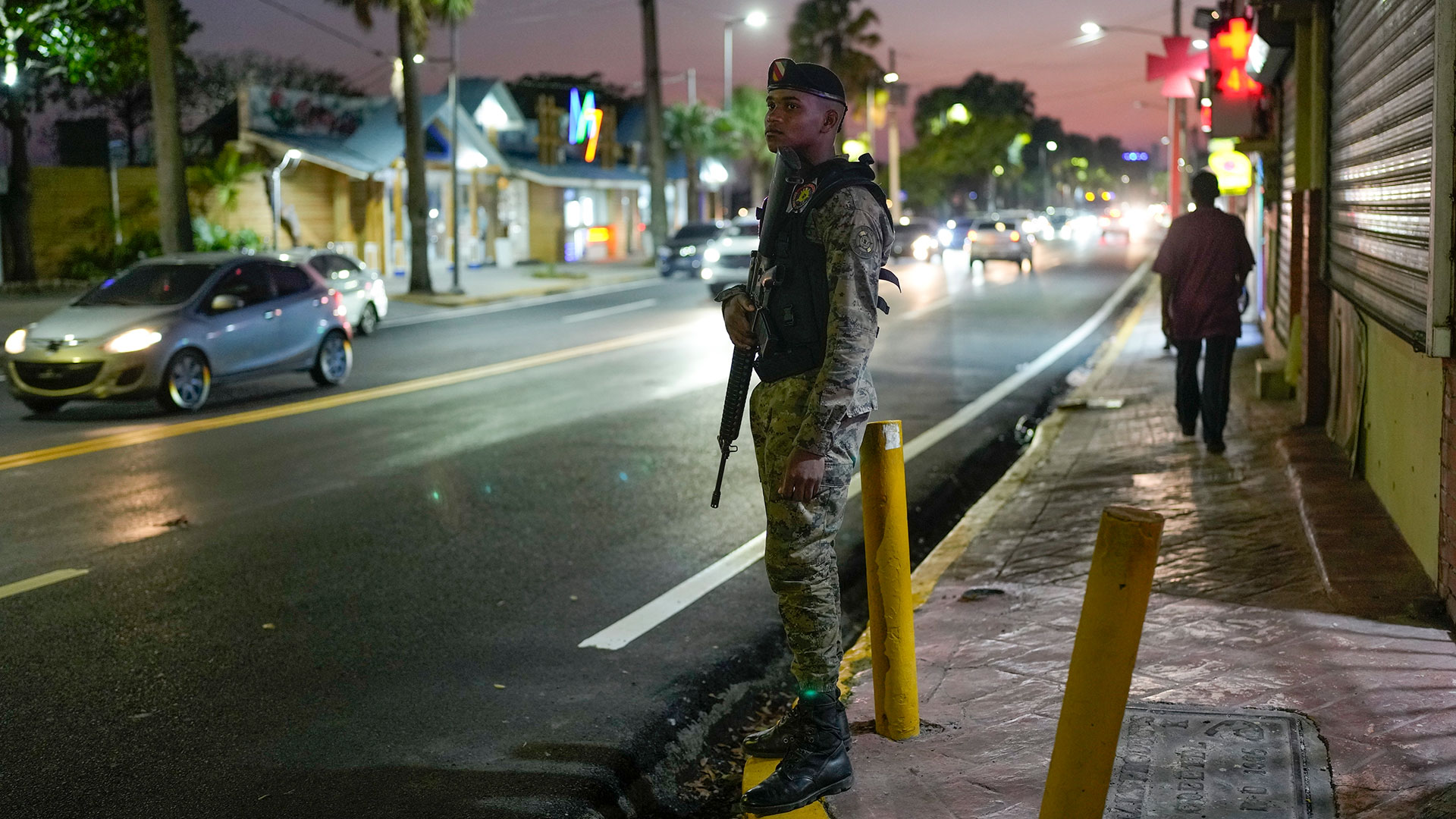 Soldados a cargo de la seguridad en Santo Domingo (AP Photo/Ariana Cubillos)
