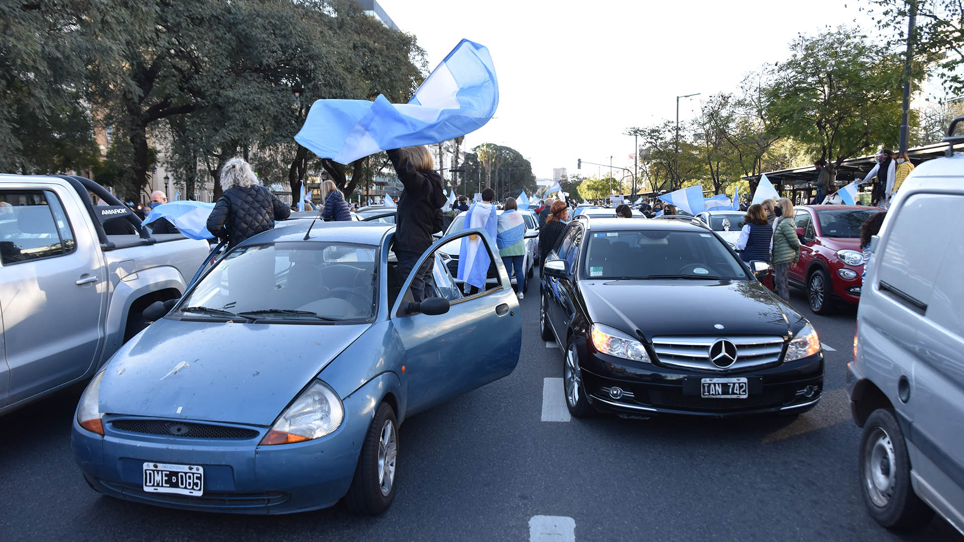 Los motivos de la marcha fueron variados pero los carteles contra la reforma de la justicia concentraron la mayor cantidad de reclamos, junto con los pedidos de aperturas en la cuarentena, para recuperar la situación económica de las familias.