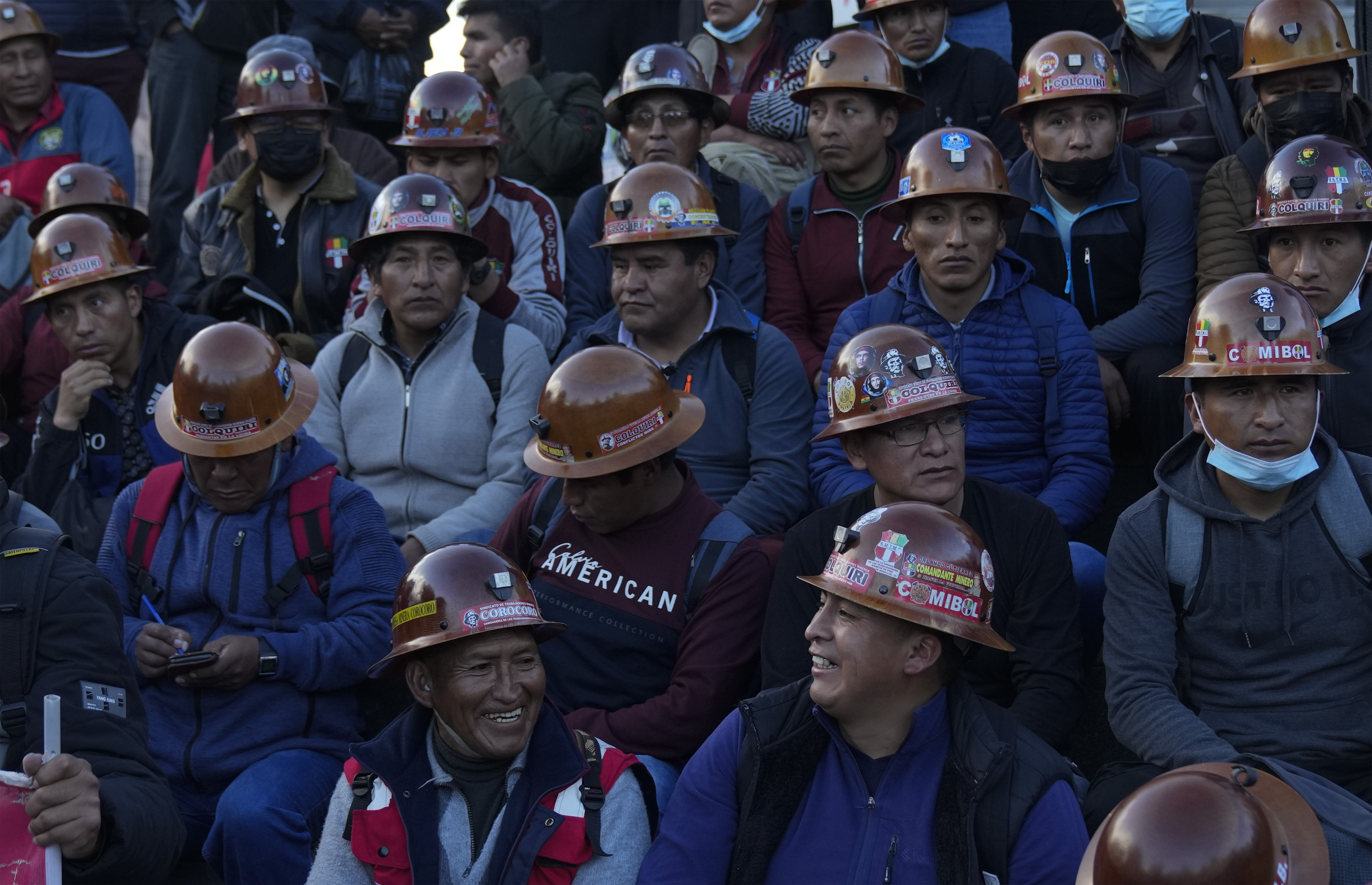 Mineros descansando después de una protesta contra el encarcelamientos del líder de oposición y gobernador de Santa Cruz, Luis Fernando Camacho, en La Paz, Bolivia, el jueves 12 de enero de 2023. La fiscalía envío a prisión preventiva el 29 de diciembre de 2022 a Camacho por cuatro meses con cargos de presunto terrorismo. Dirigentes de movimientos cívicos de oposición convocan el miércoles 25 de enero de 2023 a un cabildo nacional, una suerte de reunión de las bases, para decidir si retoman las protestas.(AP Foto/Juan Karita) (AP Photo/Juan Karita)