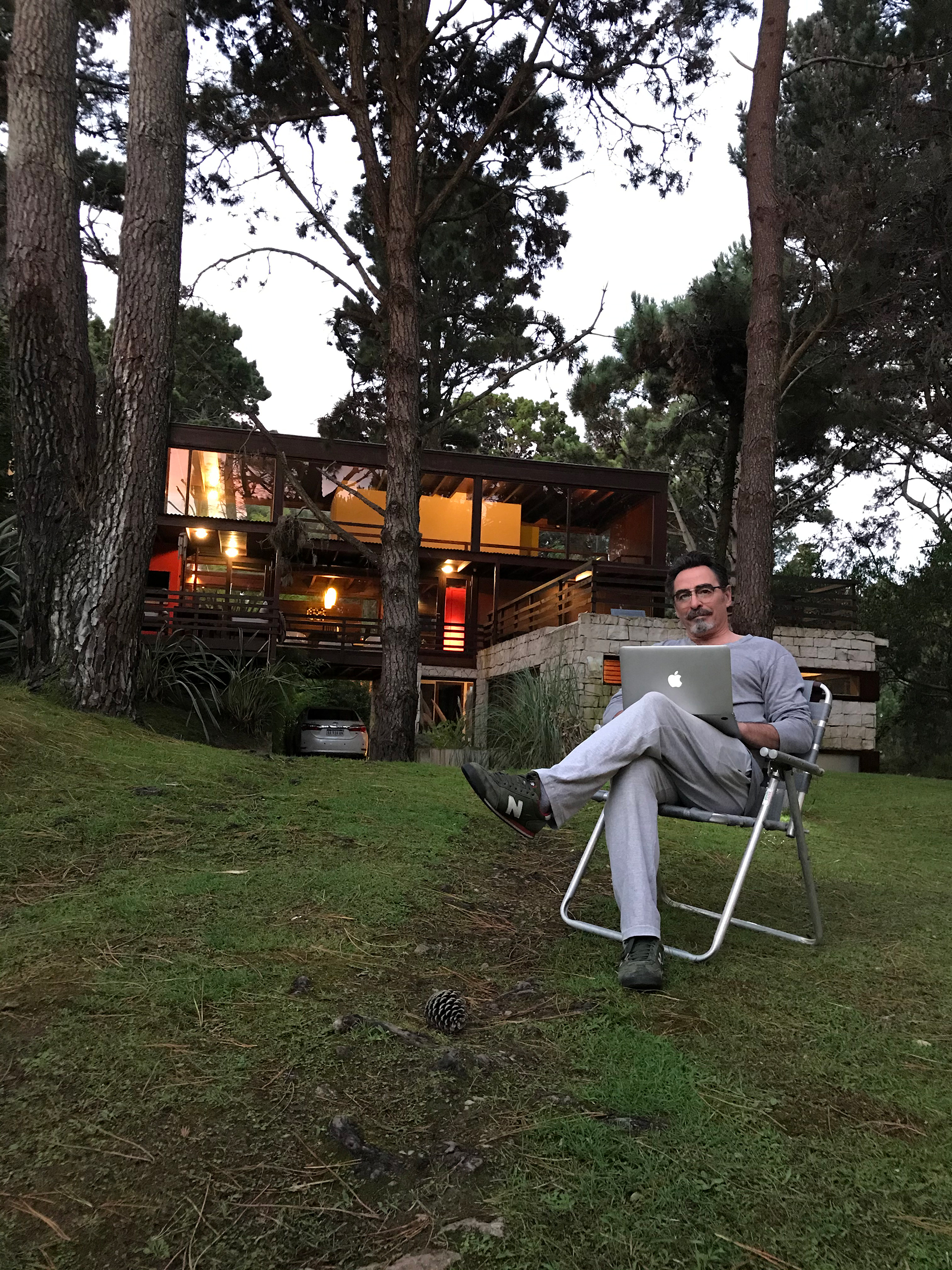 Federico Andahazi en su casa de la costa bonaerense, allí donde tomó forma "Las huellas del mal"