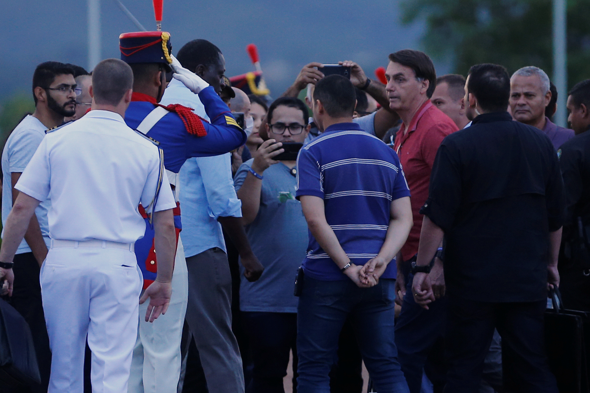 El presidente Jair Bolsonaro, sin máscarilla, saludando a seguidores evangélicos en frente del Palacio de la Alvorada, el pasado 5 de Abril REUTERS/Adriano Machado