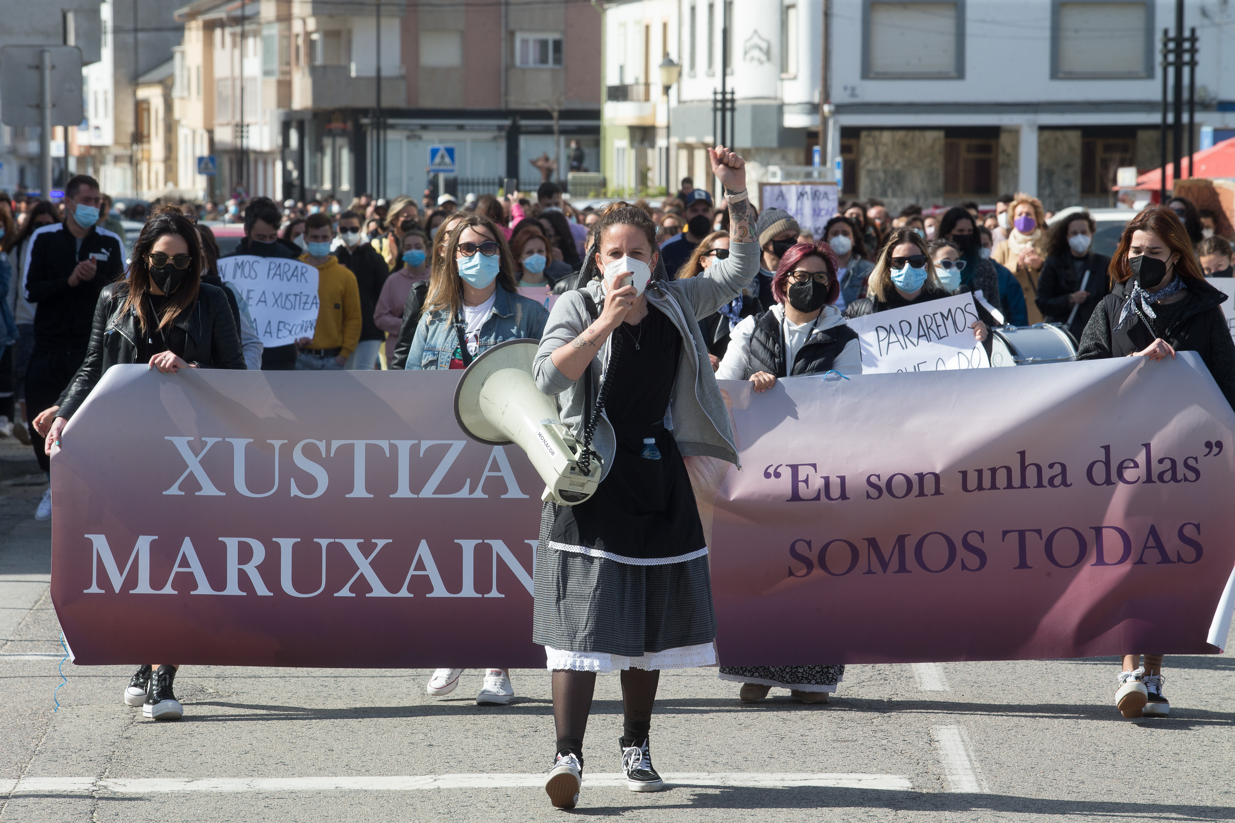 España.- Un juez no aprecia delito en grabar a mujeres orinando en la calle  durante una romería - Infobae