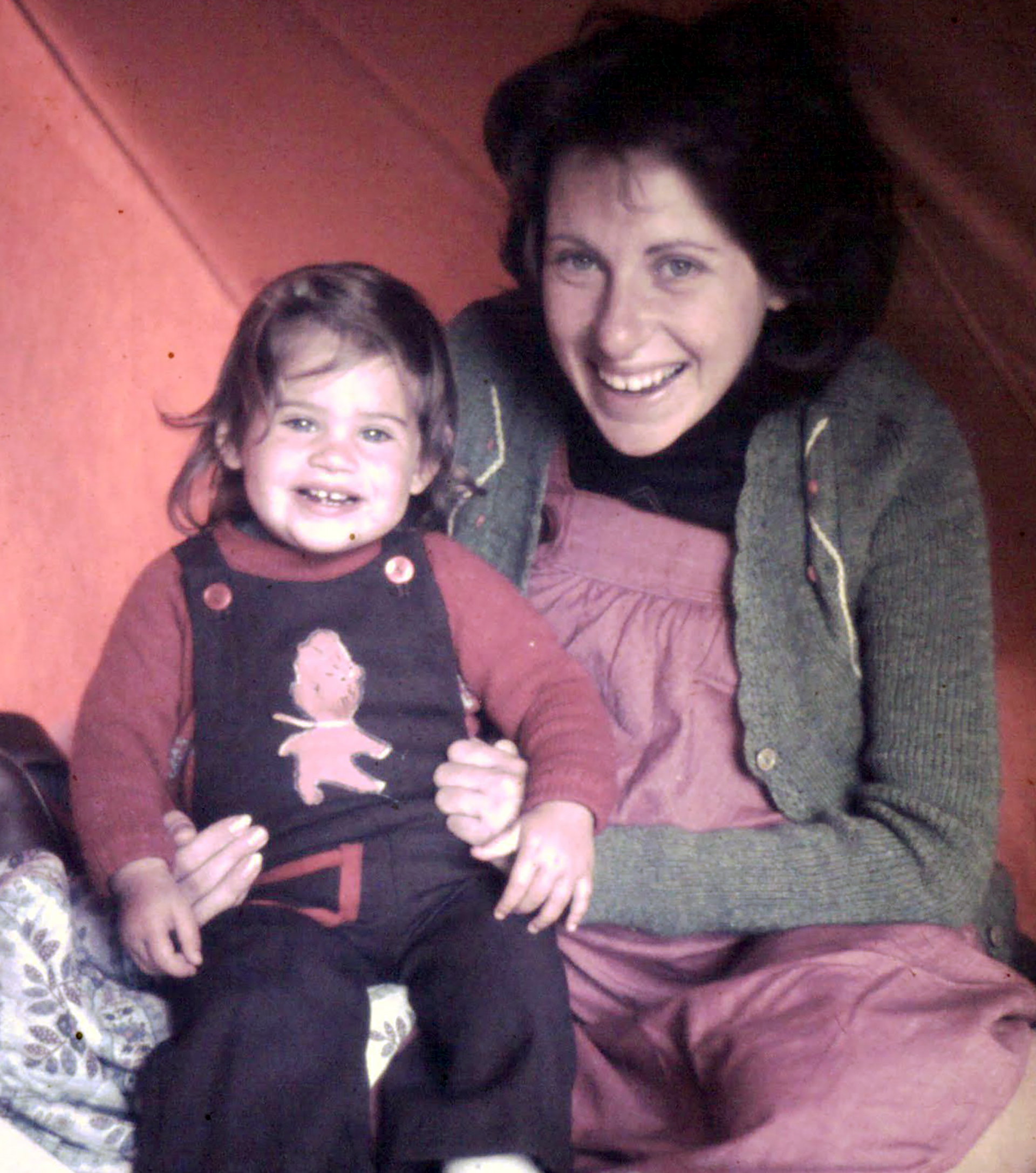 "Mi mamá nunca tuvo problemas en volver a subirse a un avión, nunca fue un limitante en la vida de mi familia", cuenta Ileana Schinder, quien al momento del siniestro estaba en la panza de su madre
