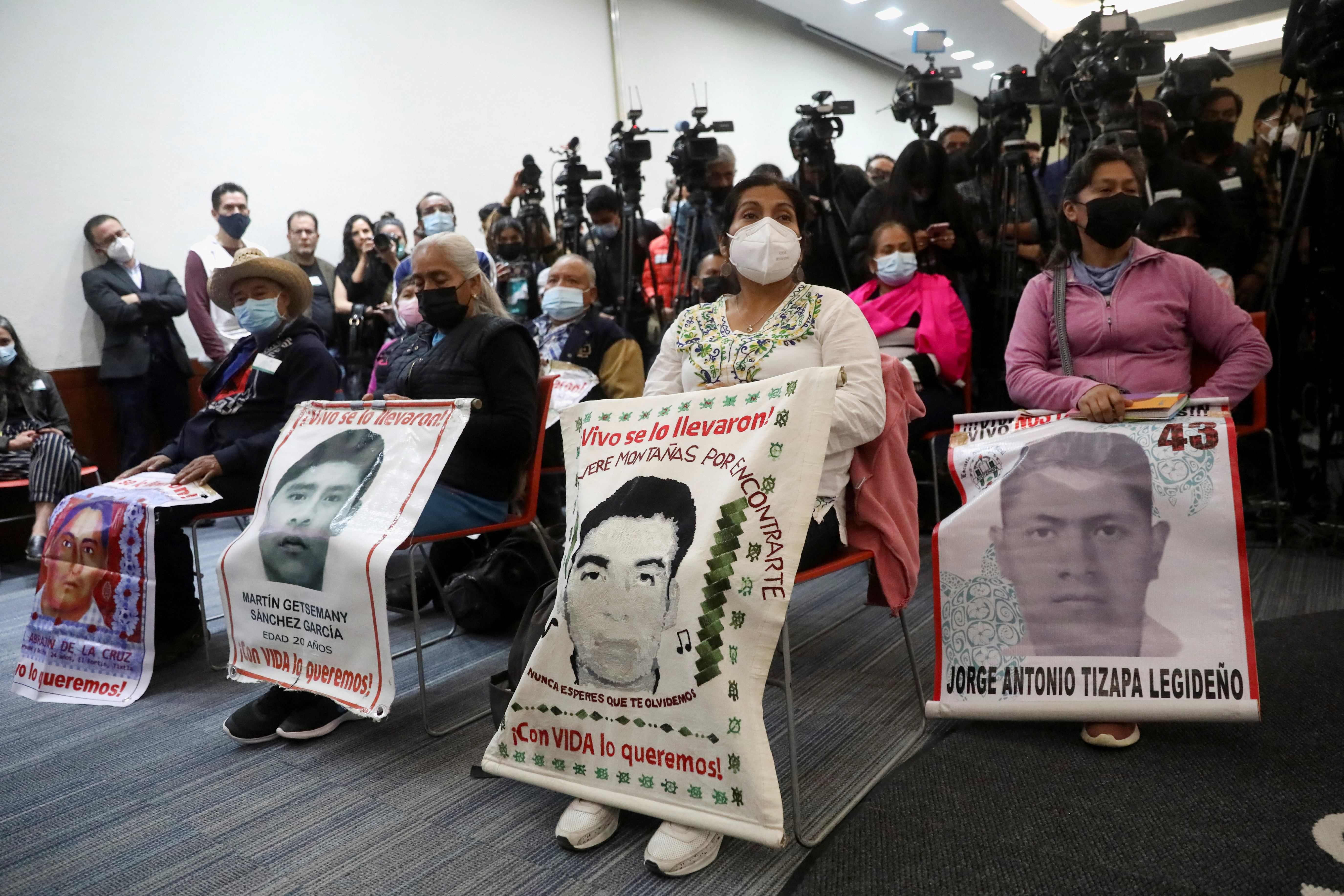 Los padres de los 43 estudiantes normalistas de Ayotzinapa pidieron al GIE seguir en el caso. REUTERS/Edgard Garrido