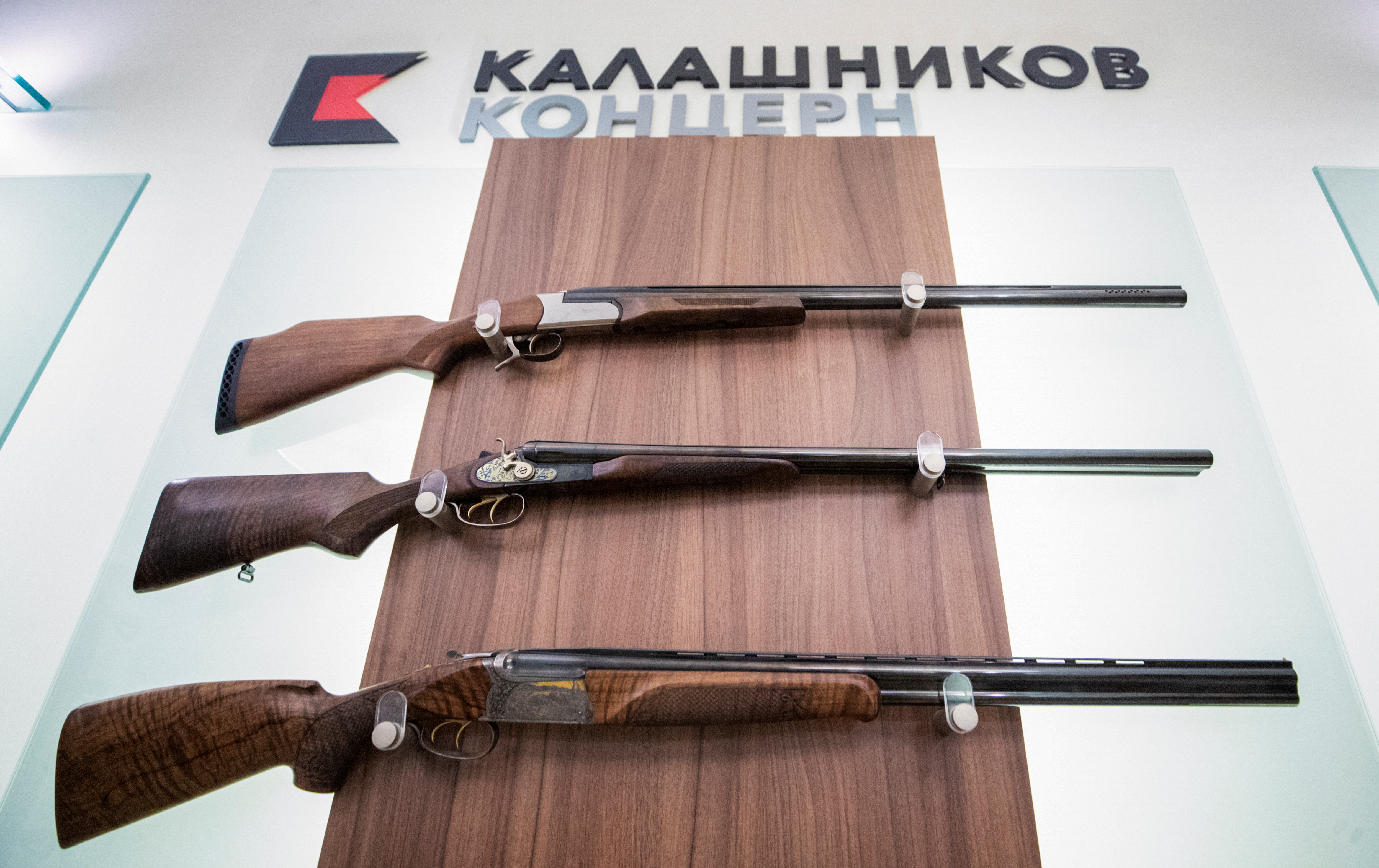 Las armas se exhiben en una oficina del fabricante de armas ruso Kalashnikov. REUTERS/Maxim Shemetov