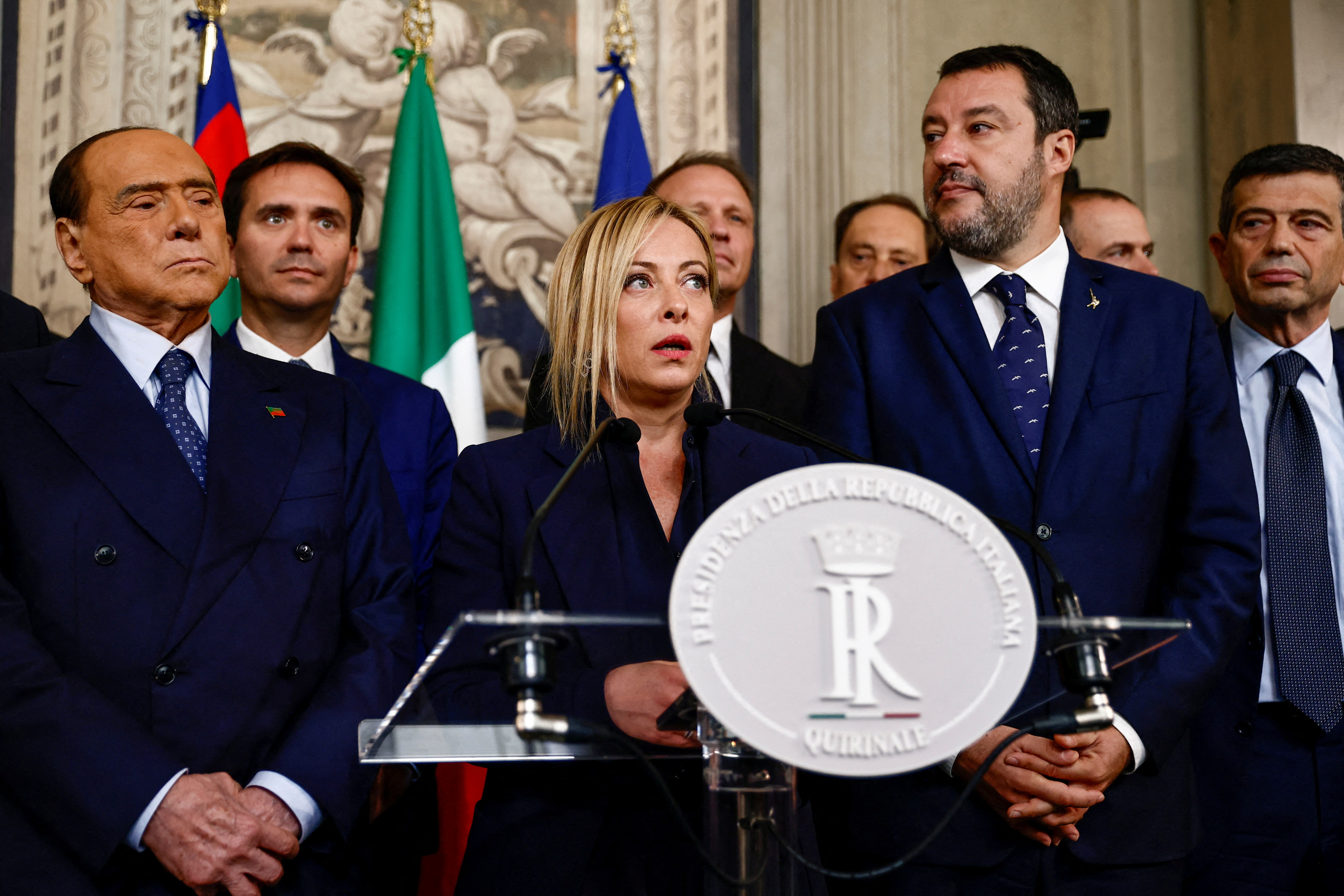Berlusconi junto a la actual premier Giorgia Meloni y el líder de la Liga, Matteo Salvini, luego de una reunión con el presidente italiano, Sergio Mattarella (REUTERS/Yara Nardi/Foto de archivo)