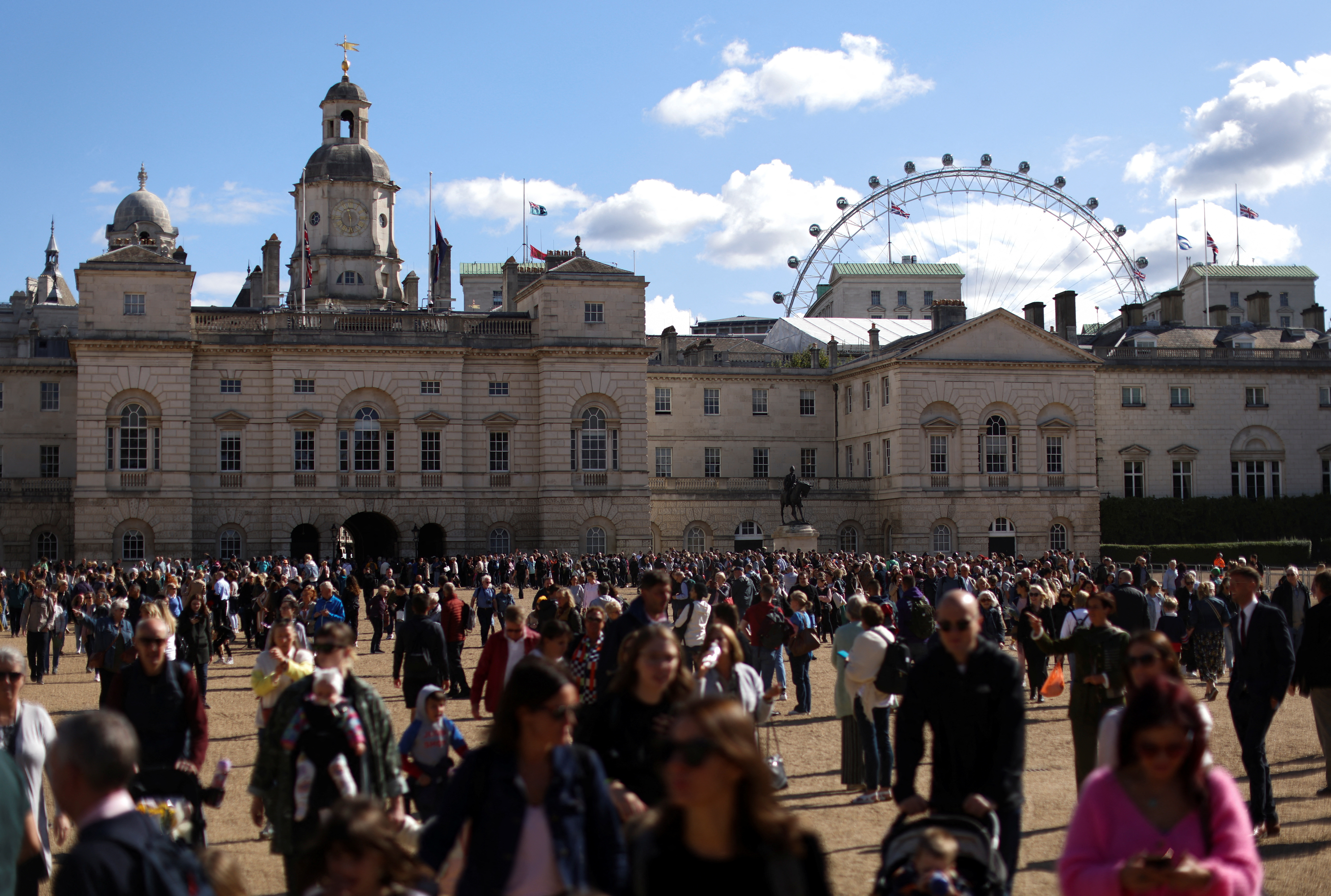 La multitud abandona el Horse Guards Parade después del cambio de guardia, tras la muerte de la reina Isabel de Inglaterra, en Londres, Gran Bretaña 16 de septiembre de 2022. REUTERS/Tom Nicholson
