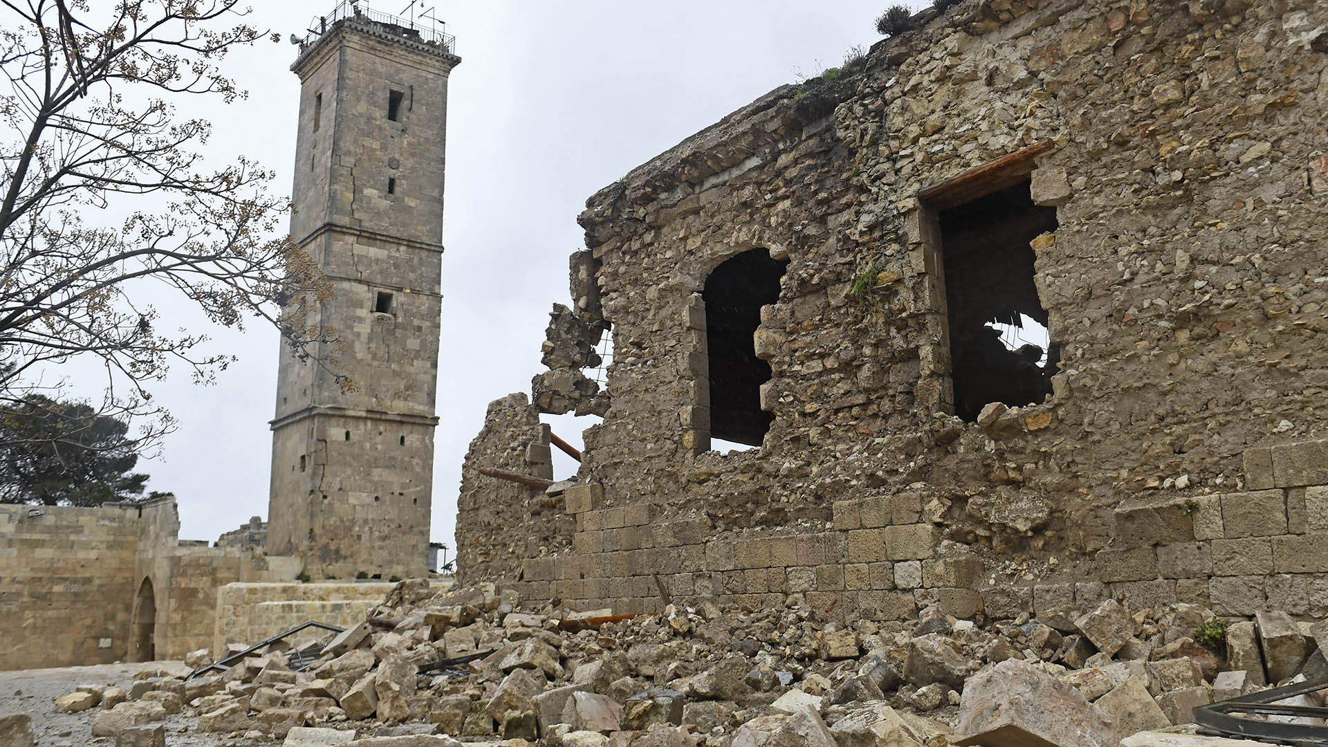 La antigua ciudadela de Alepo resulta dañada tras el mortífero terremoto que sacudió Siria el 6 de febrero de 2023 (Foto de AFP)