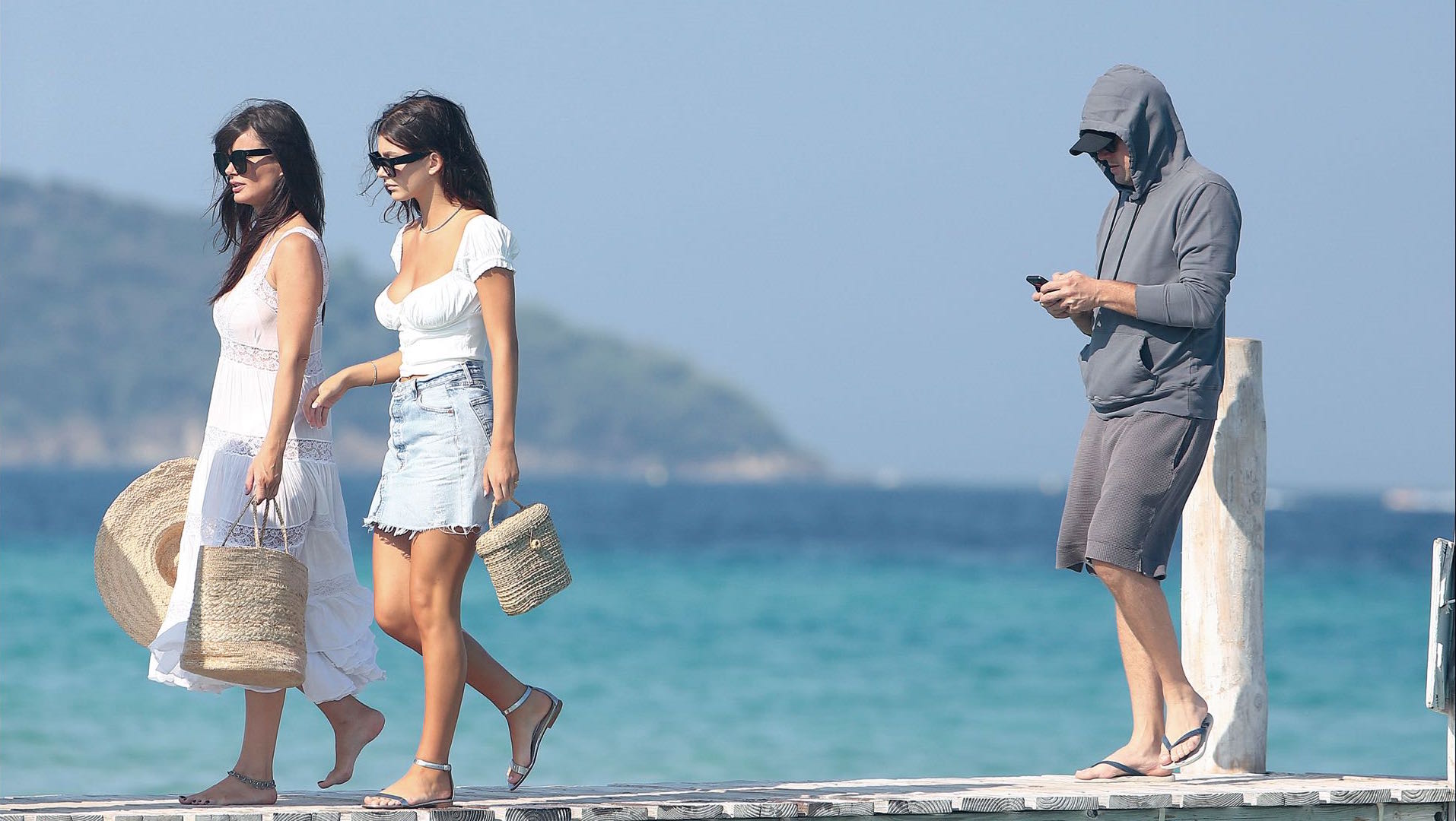 Leo DiCaprio en Saint Tropez con su novia, Camila Morrone, y su suegra, Lucila Polak