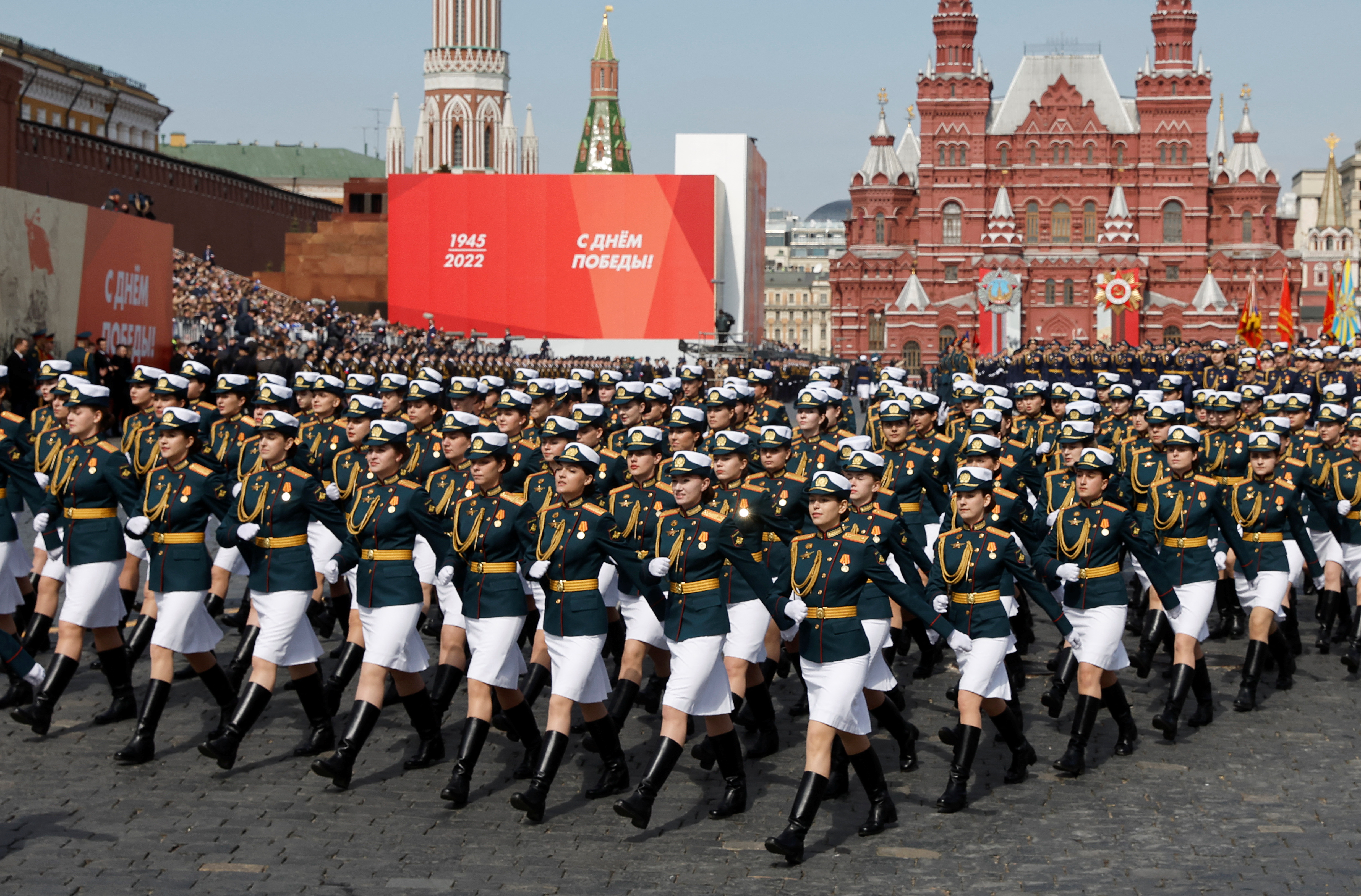 Miembros del servicio ruso marchan durante un ensayo para un desfile militar que marca el aniversario de la victoria sobre la Alemania nazi en la Segunda Guerra Mundial en la Plaza Roja en el centro de Moscú, Rusia, el 7 de mayo de 2022. REUTERS/Maxim Shemetov